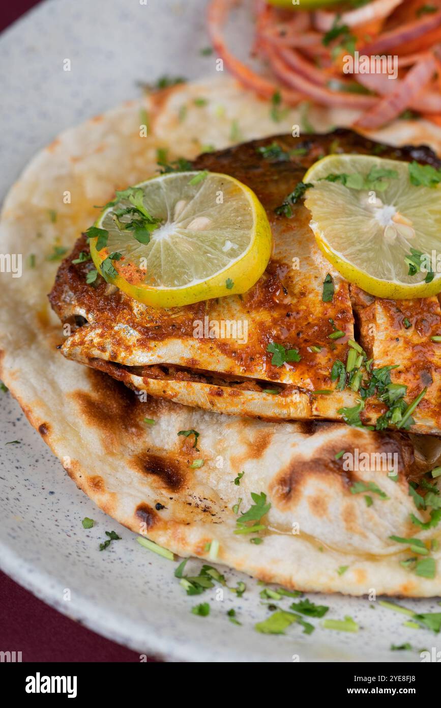 Ein Teller mit frisch zubereitetem indischem Brot aus nächster Nähe Stockfoto