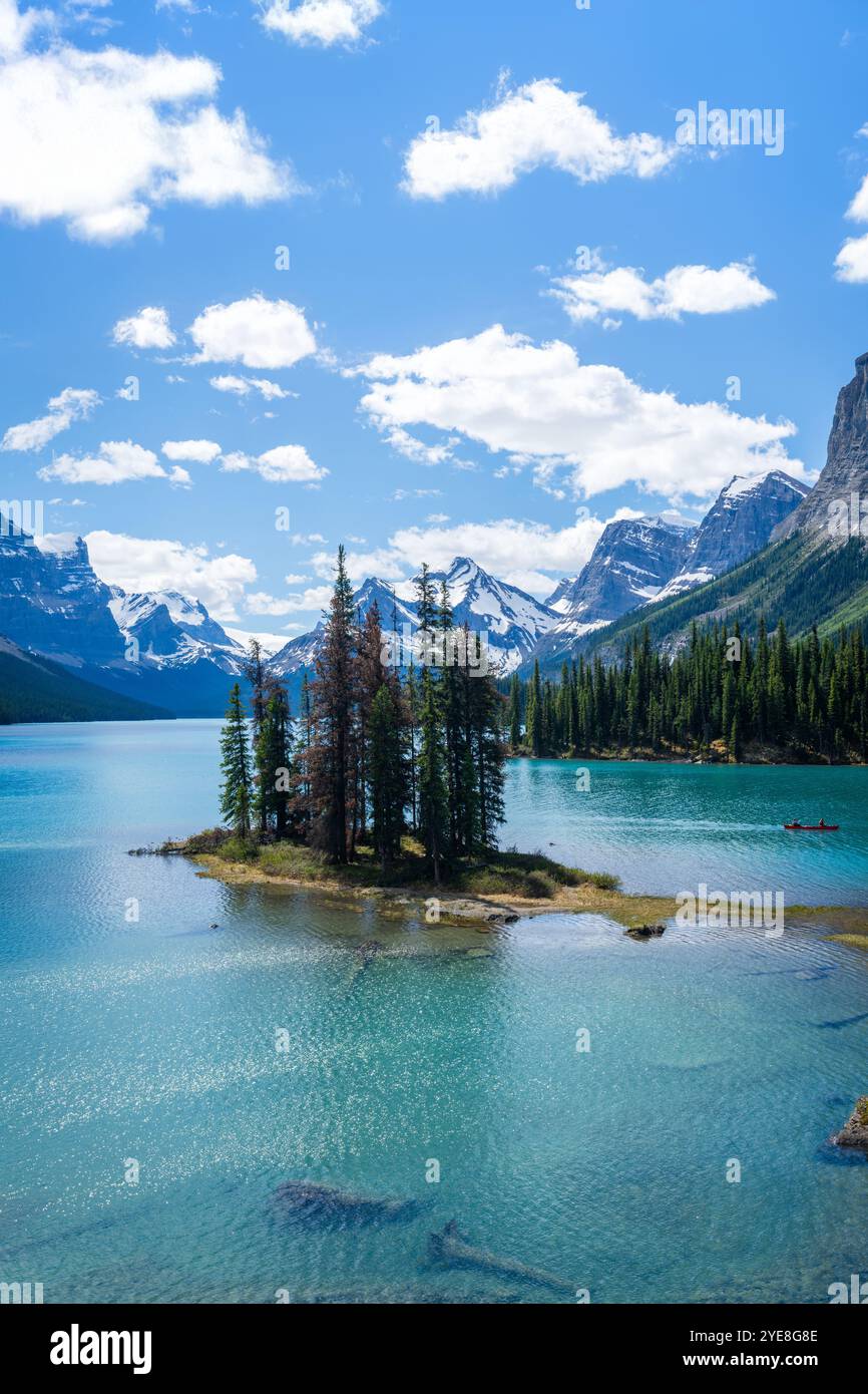 Geisterinsel im Maligne Lake. Schneebedeckte Berge und türkisfarbene Seen im Jasper National Park, Alberta, Kanada. Kanadische Rockies. Stockfoto