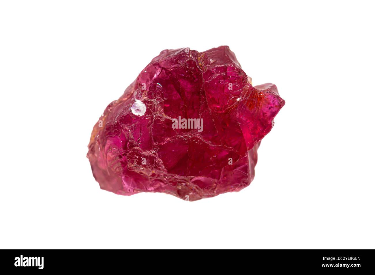 Natürlicher rauer Rubinstein auf weißem Hintergrund (Erdmineralien – Korund-Edelsteingruppe) Stockfoto