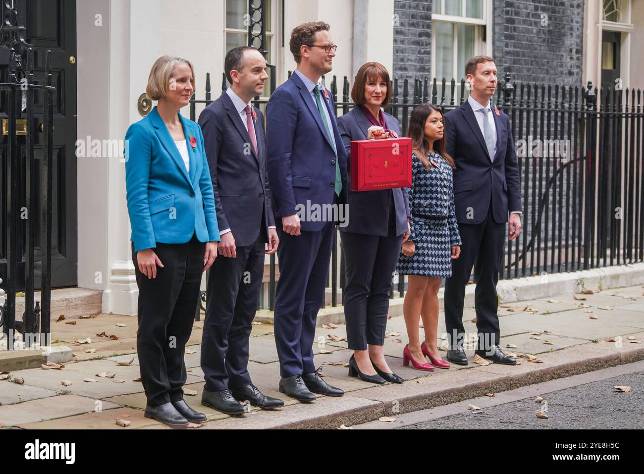 London, Großbritannien. 30. Oktober 2024 die Finanzkanzlerin Rachel Reeves hält die rote Box außerhalb der Downing Straße 11 mit ihrem Schatzteam von links nach rechts, der britischen Parlamentssekretärin Emma Reynolds, der britischen Finanzsekretärin im Schatzamt, James Murray, dem britischen Chefsekretär im Schatzamt, Darren Jones, der britischen Wirtschaftssekretärin im Schatzamt Tulip Siddiq, und der britischen Finanzsekretärin Spencer Livermore, bevor sie dem parlament ihr Budget in Rachel Recheeves, vorgelegt hat. Gutschrift. Amer Ghazzal/Alamy Live News Stockfoto