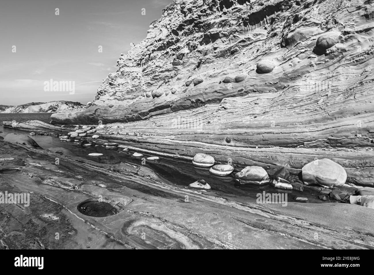 Felsige Küste von Dalan in Vlore Albanien. Fantastische Sommerlandschaft der Adria. Schönheit der Natur. Dalan Beach ist ein malerischer Küstenort, für den bekannt ist Stockfoto
