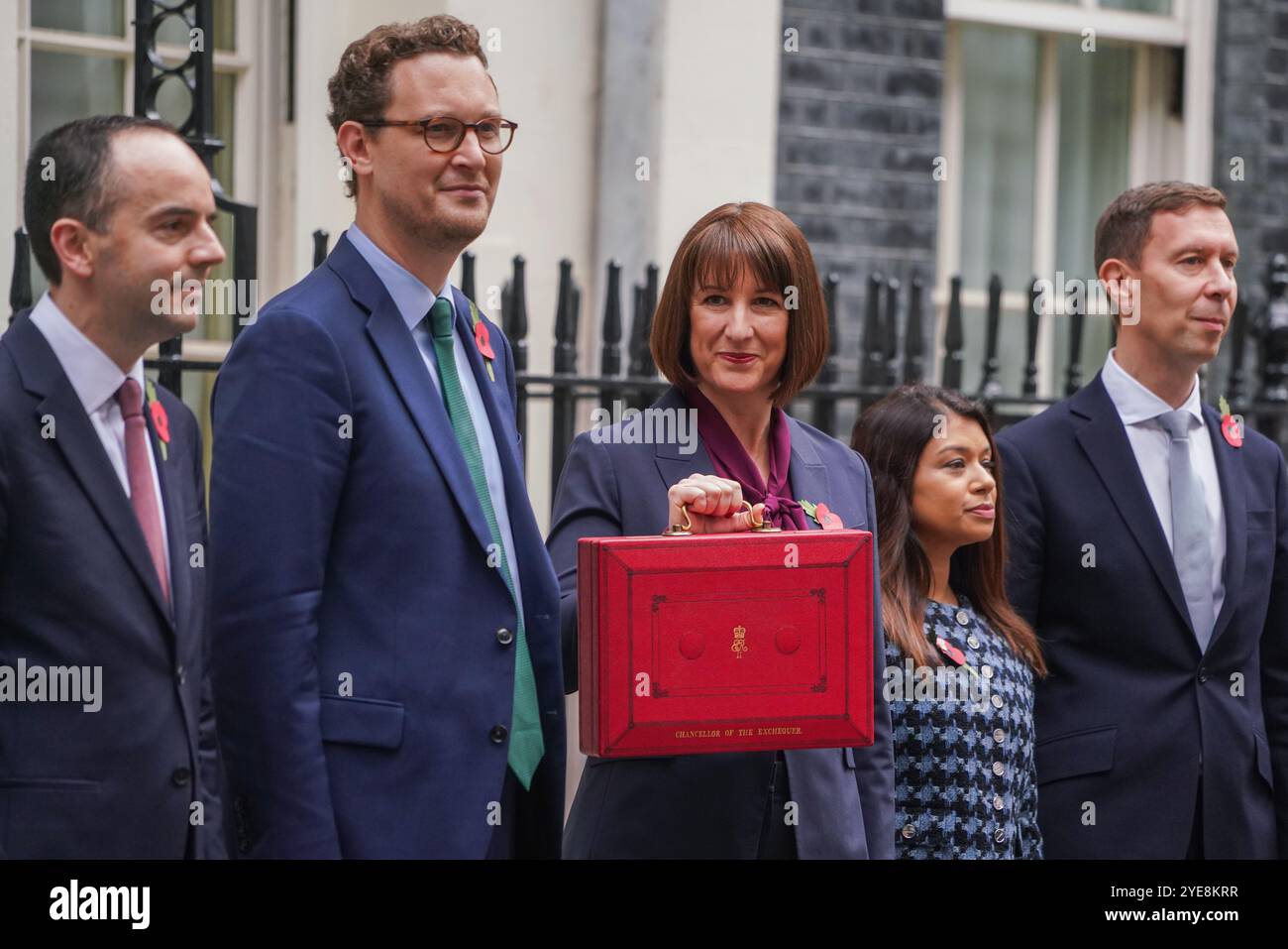 London, Großbritannien. 30. Oktober 2024 die Finanzkanzlerin Rachel Reeves hält die rote Box außerhalb der Downing Straße 11 mit ihrem Schatzteam von links nach rechts, der britischen Parlamentssekretärin Emma Reynolds, der britischen Finanzsekretärin im Schatzamt, James Murray, dem britischen Chefsekretär im Schatzamt, Darren Jones, der britischen Wirtschaftssekretärin im Schatzamt Tulip Siddiq, und der britischen Finanzsekretärin Spencer Livermore, bevor sie dem parlament ihr Budget in Rachel Recheeves, vorgelegt hat. Gutschrift. Amer Ghazzal/Alamy Live News Stockfoto