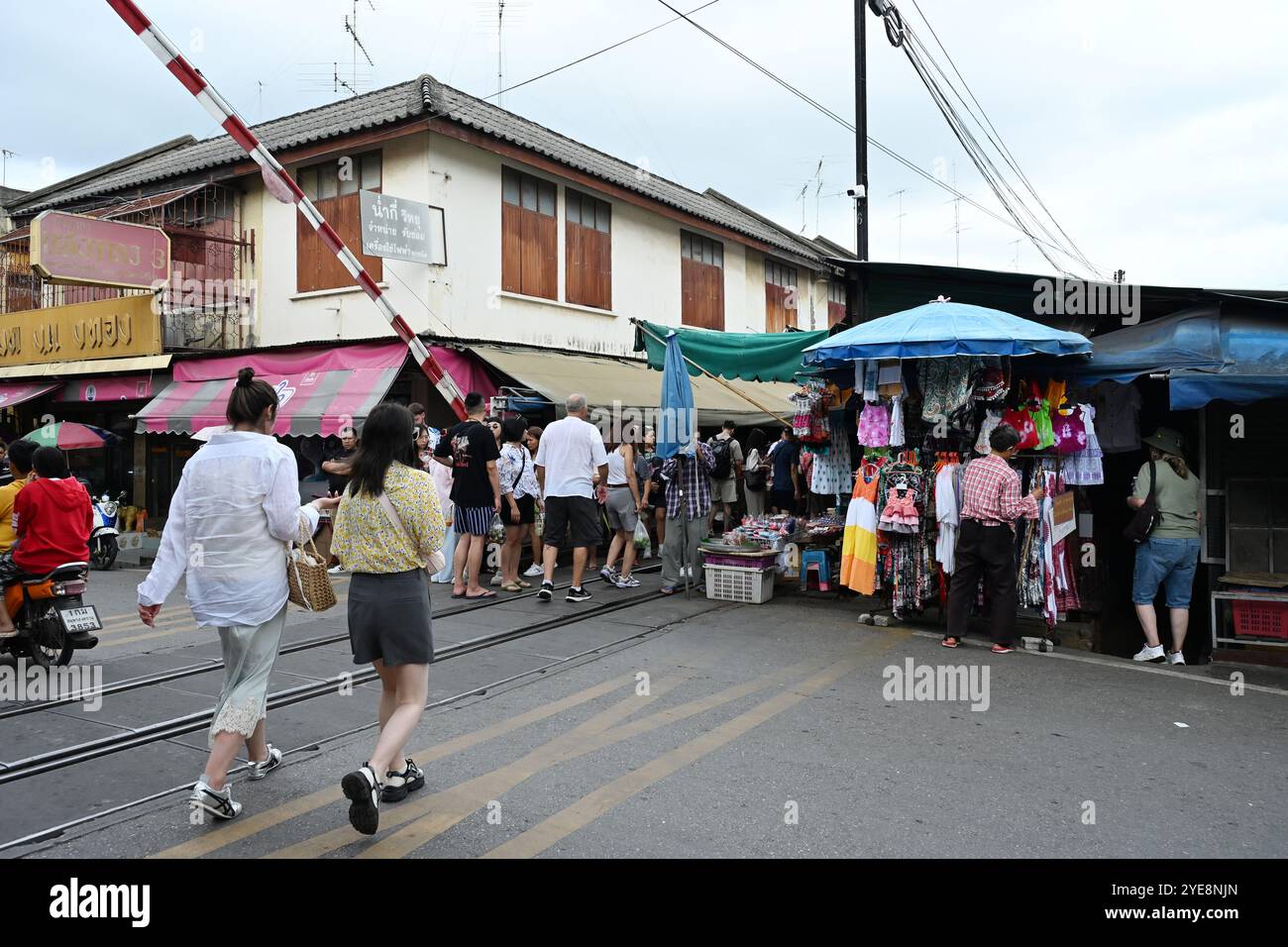 Eisenbahnmarkt Thailand, Touristen und Einheimische, die entlang der Bahngleise in Railway Market, Maeklong Railway , Thailand , Bangkok , Asien laufen Stockfoto