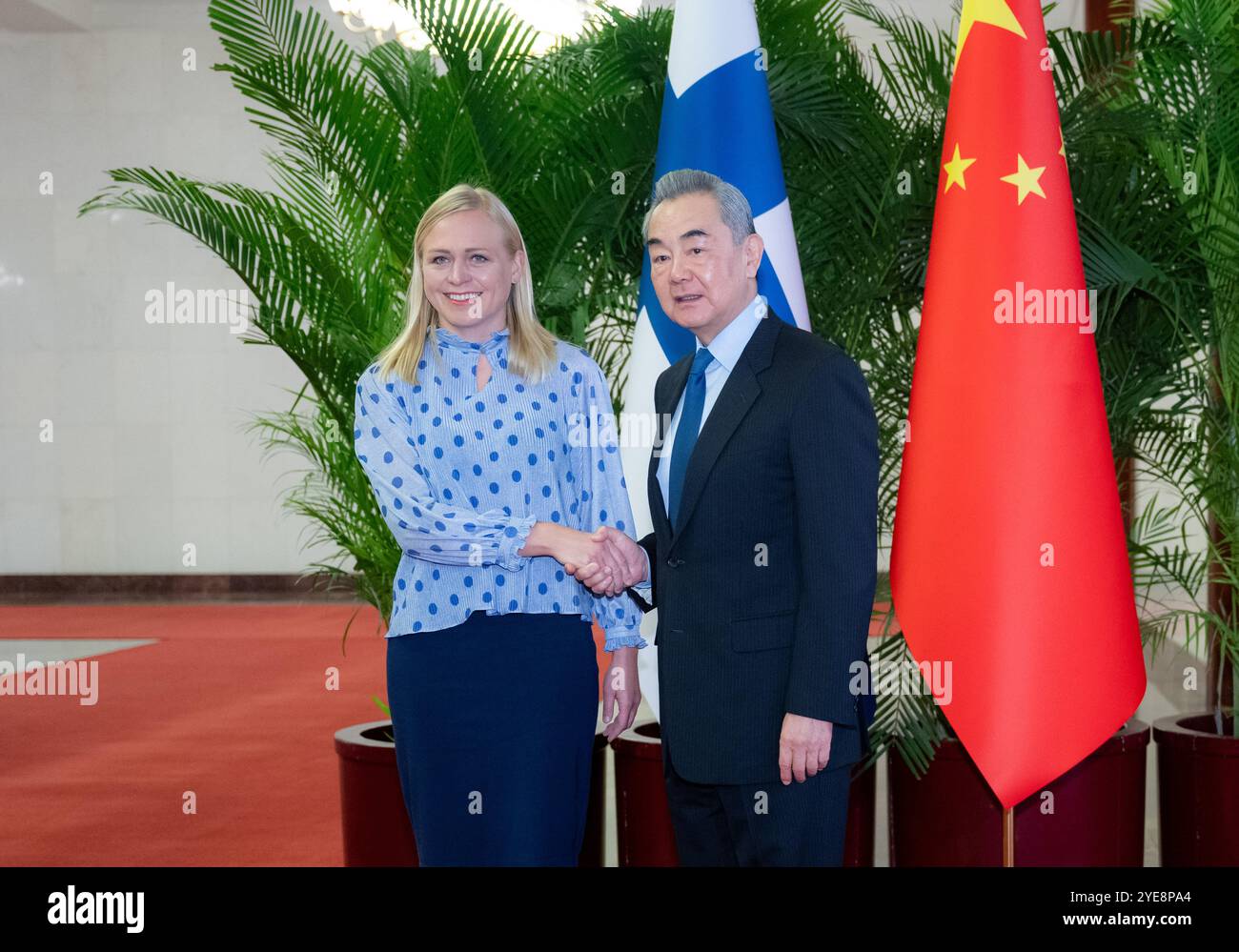 Peking, China. 30. Oktober 2024. Der chinesische Außenminister Wang Yi, auch Mitglied des Politbüros des Zentralkomitees der Kommunistischen Partei Chinas, führt Gespräche mit der finnischen Außenministerin Elina Valtonen in Peking, der Hauptstadt Chinas, am 30. Oktober 2024. Quelle: Zhai Jianlan/Xinhua/Alamy Live News Stockfoto