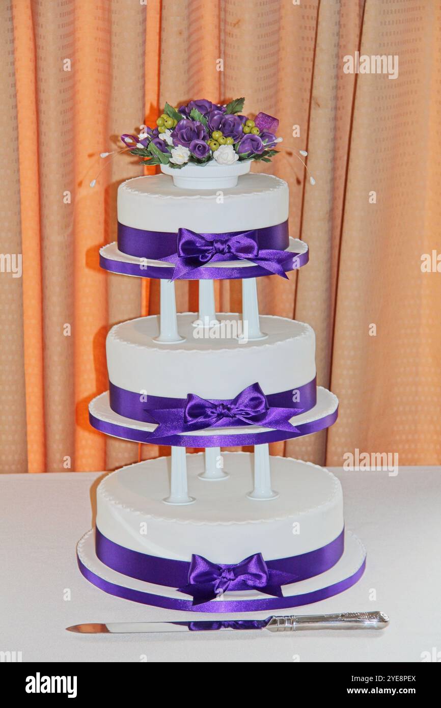 3 Tier Hochzeitstorte Stockfoto