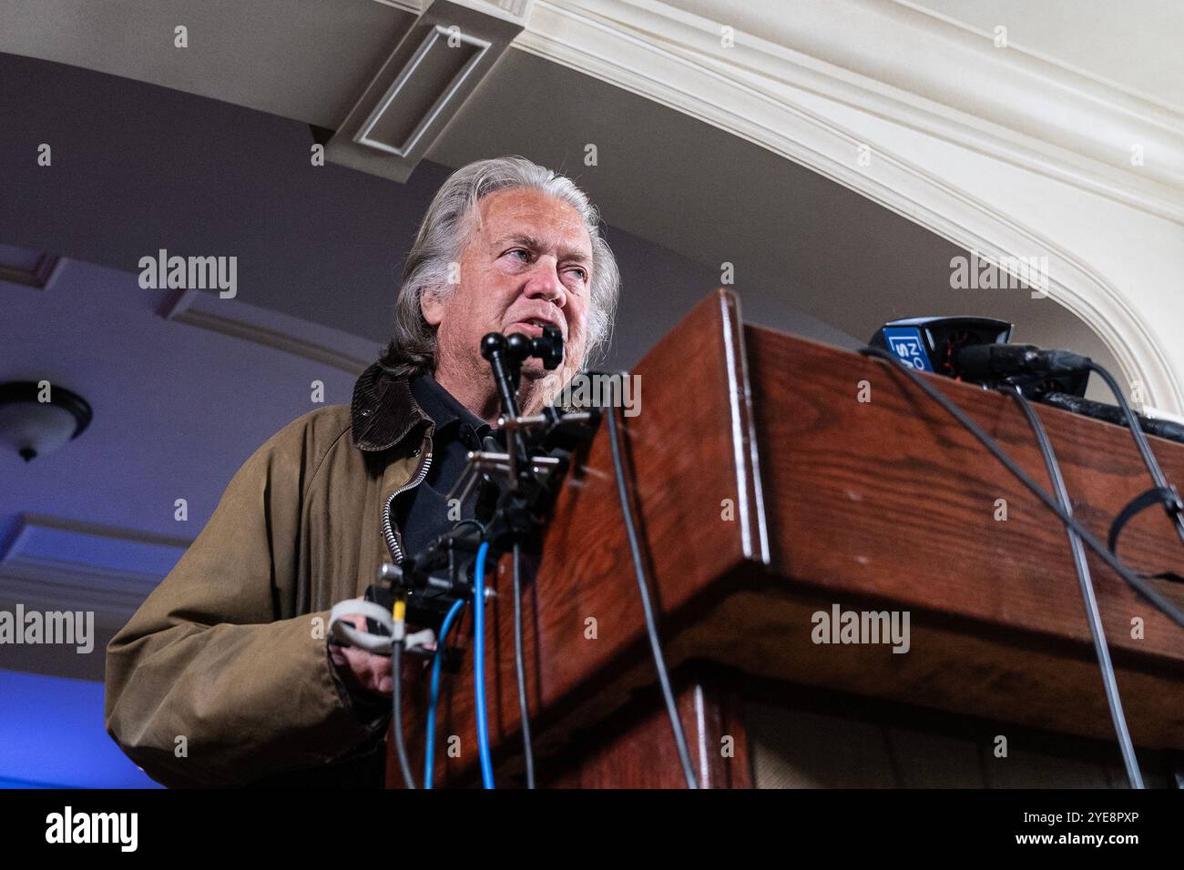 Steve Bannon, ehemaliger Stratege des 45. US-Präsidenten Donald Trump, der morgens aus dem Gefängnis entlassen wurde, spricht während einer Pressekonferenz im Loews Regency Hotel in New York. Bannon wurde freigelassen, nachdem er seine volle Haftstrafe von vier Monaten verbüßt hatte, weil er den Kongress missachtet hatte und die Vorladungen des inzwischen aufgelösten House Select Committee, das den Angriff auf das Kapitol am 6. Januar 2021 untersuchte, nicht eingehalten hatte. Bannon attackierte den Kandidaten der Demokratischen Partei für die Präsidentschaftswahlen Kamala Harris und verteidigte Rekorde von Donald Trump. (Foto: Lev Radin/Pacific Press) Stockfoto