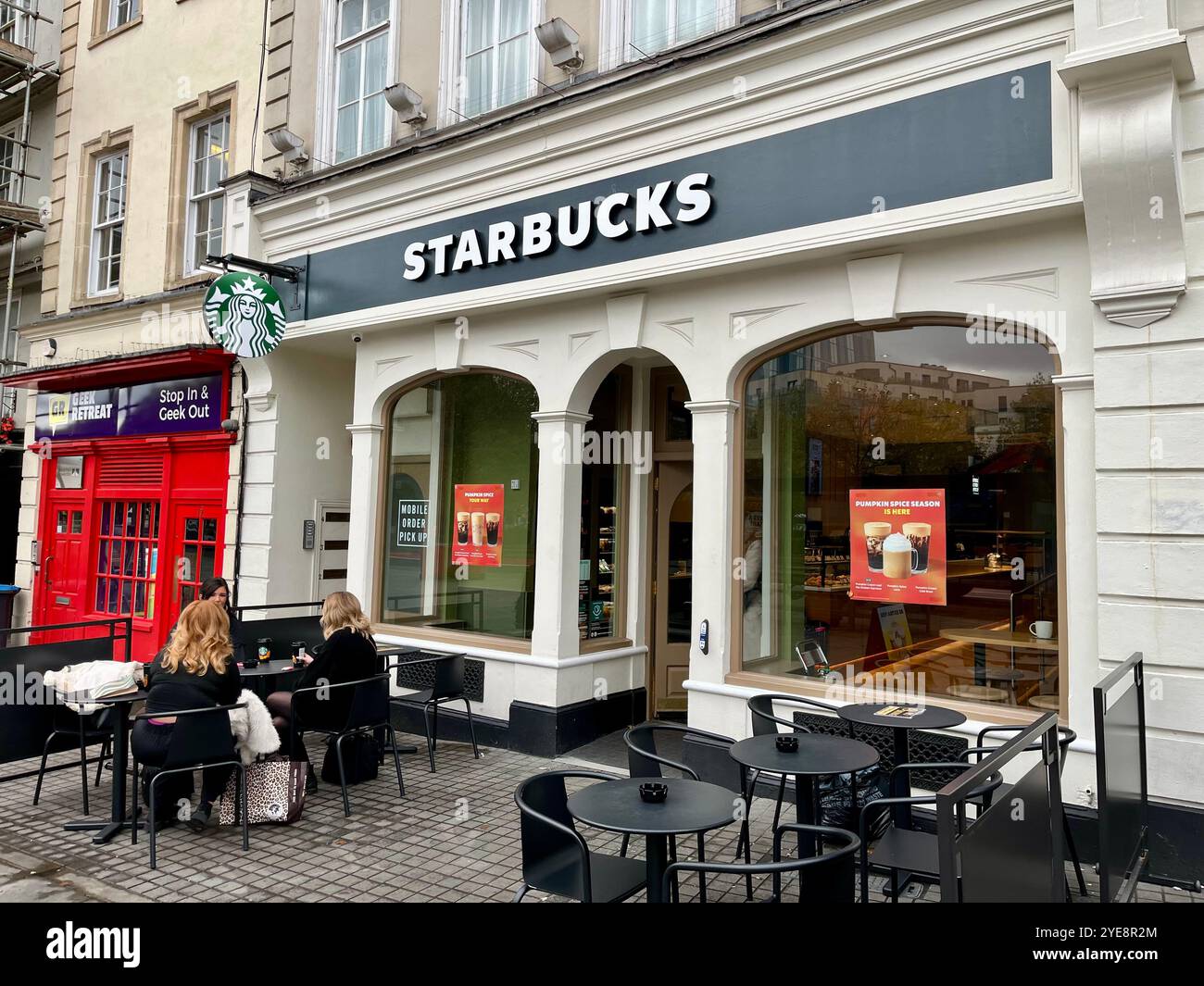 Starbucks-Kaffee auf der St. Augustine's Parade. Bristol, England, Vereinigtes Königreich. Oktober 2024. - Smartphone-aufgenommenes Stockfoto