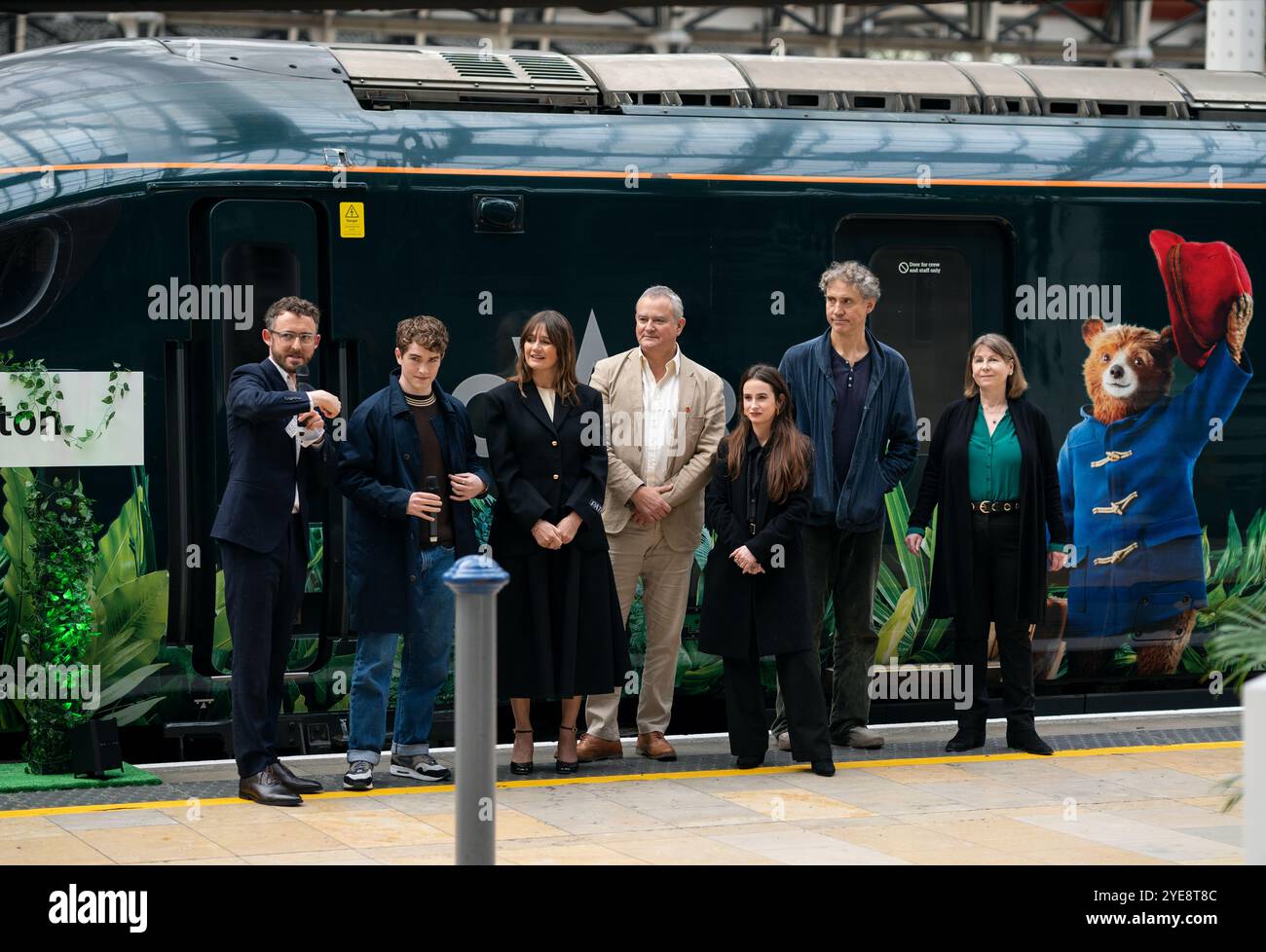 LONDON, ENGLAND - OKTOBER 30: Emily Mortimer, Samuel Joslin, rosie alison, Douglas wilson, Madeleine Harris und Hugh Bonneville nehmen am 30. Oktober 2024 am Great Western Railway Train in London Teil. (Foto von lounisphotography/Alamy News Live) Stockfoto