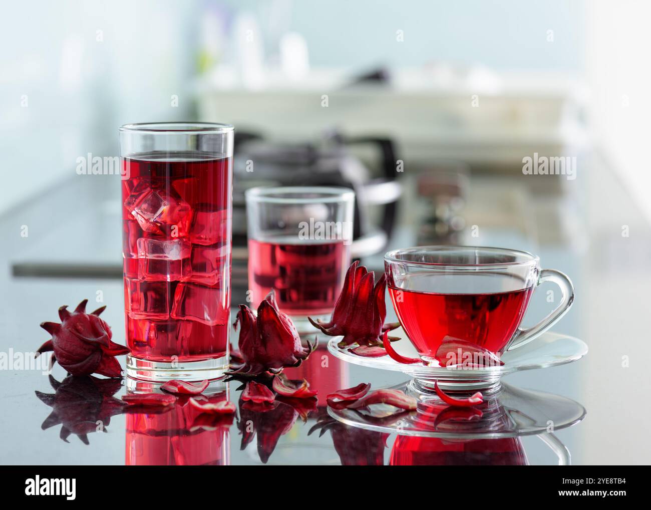 Magenta Hibiskus Tee (rosella, Karkade) auf Küchentisch Stockfoto