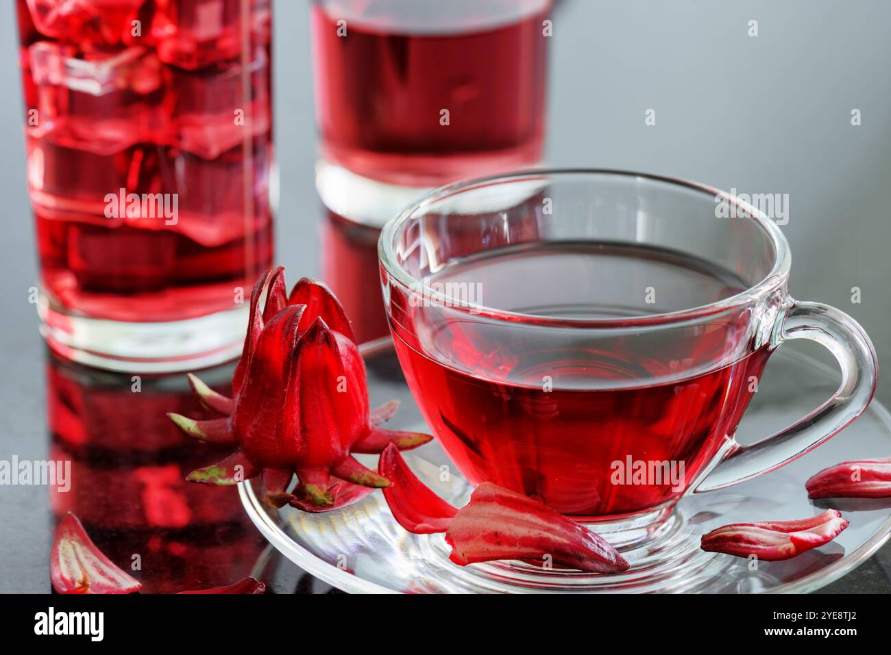 Eine Tasse Hibiskustee (rosella, Karkade) auf dem Tisch Stockfoto