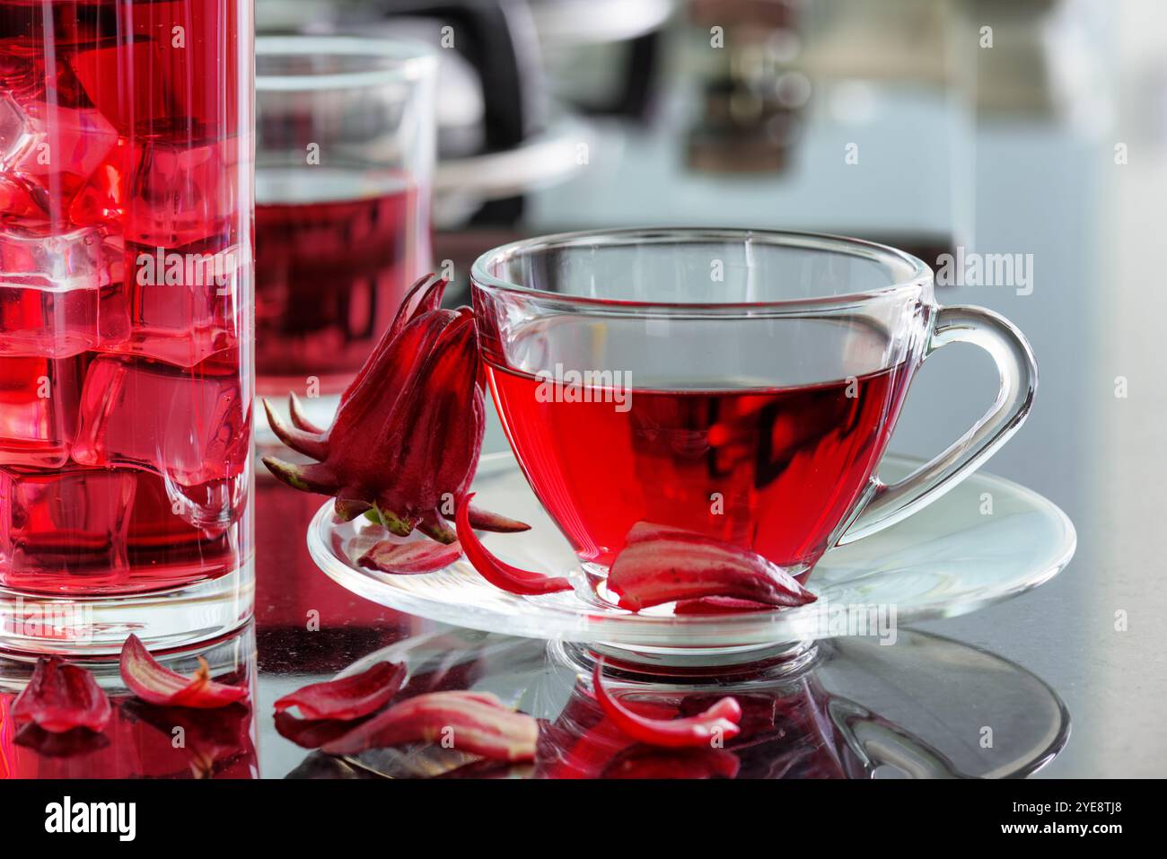 Eine Tasse Hibiskus-Tee (rosella, Karkade) auf dem Küchentisch Stockfoto