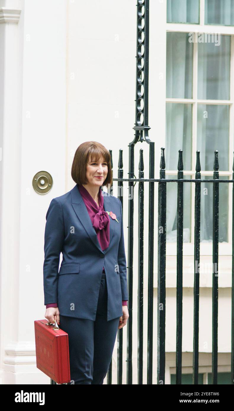 Mittwoch, 30. Oktober 2024 Downing St, London. UK. Die Kanzlerin Rt Hon Rachel Reeves steht auf den Stufen der Downing Street 11, bevor sie dem Parlament den Haushalt vorlegt. Bridget Catterall / AlamyLiveNews Stockfoto