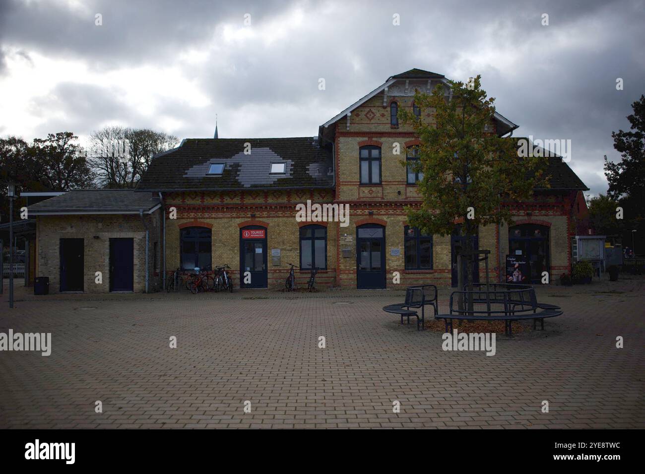 Sörup, Kreis Schleswig-Flensburg Bahnhof von Sörup. Dieser bekommt den Sonderpreis als Bahnhof des Jahres 2024. Hier: Bahnhogsvorplatz mit Baum und Sitzecke aus Stahl. Aufnahme vom 30.10.2024, Sörum, Kreis Schleswig-Flensburg *** Sörup, Schleswig-Flensburger Landkreis Sörup Bahnhof dieser erhält hier den Sonderpreis als Bahnhof des Jahres 2024 Stockfoto