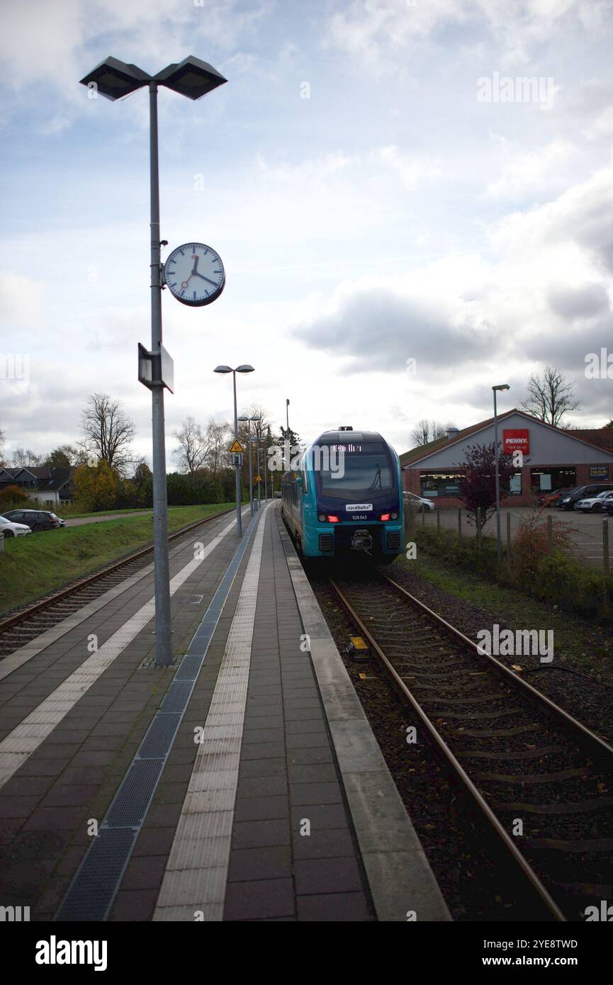Sörup, Kreis Schleswig-Flensburg Bahnhof von Sörup. Dieser bekommt den Sonderpreis als Bahnhof des Jahres 2024. Hier: Blick von der Bahnsteigkant Richtung Süden, Richtung Kiel. Aufnahme vom 30.10.2024, Sörum, Kreis Schleswig-Flensburg *** Sörup, Schleswig-Flensburger Landkreis Sörup Bahnhof dieser erhält den Sonderpreis als Bahnhof des Jahres 2024 hier Blick vom Bahnsteigrand in südlicher Richtung, Richtung Kiel Foto aufgenommen am 30 10 2024, Sörum, Landkreis Schleswig Flensburg Stockfoto