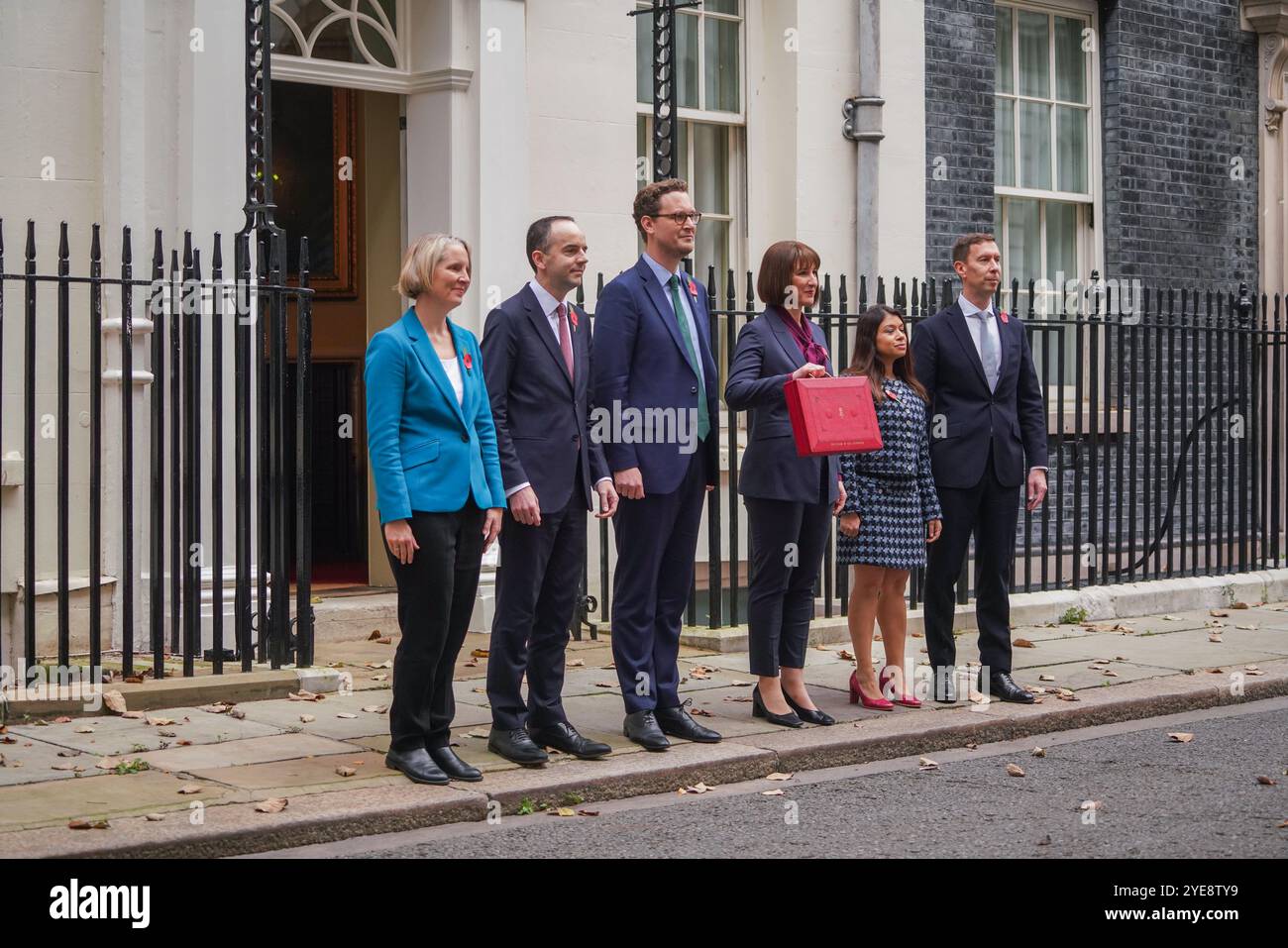 London, Großbritannien. 30. Oktober 2024 die Finanzkanzlerin Rachel Reeves hält die rote Box außerhalb der Downing Straße 11 mit ihrem Schatzteam von links nach rechts, der britischen Parlamentssekretärin Emma Reynolds, der britischen Finanzsekretärin im Schatzamt, James Murray, dem britischen Chefsekretär im Schatzamt, Darren Jones, der britischen Wirtschaftssekretärin im Schatzamt Tulip Siddiq, und der britischen Finanzsekretärin Spencer Livermore, bevor sie dem parlament ihr Budget in Rachel Recheeves, vorgelegt hat. Gutschrift. Amer Ghazzal/Alamy Live News Stockfoto