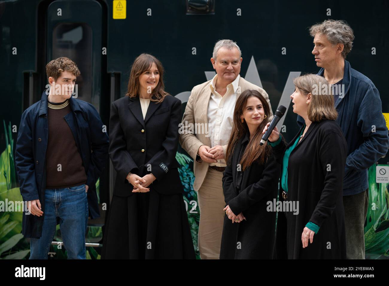 LONDON, ENGLAND – OKTOBER 30: Emily Mortimer, Samuel Joslin, Madeleine Harris rosie alison, Douglas wilson und Hugh Bonneville nehmen am 30. Oktober 2024 am Great Western Railway Train in London Teil. (Foto von lounisphotography/Alamy News Live) Stockfoto