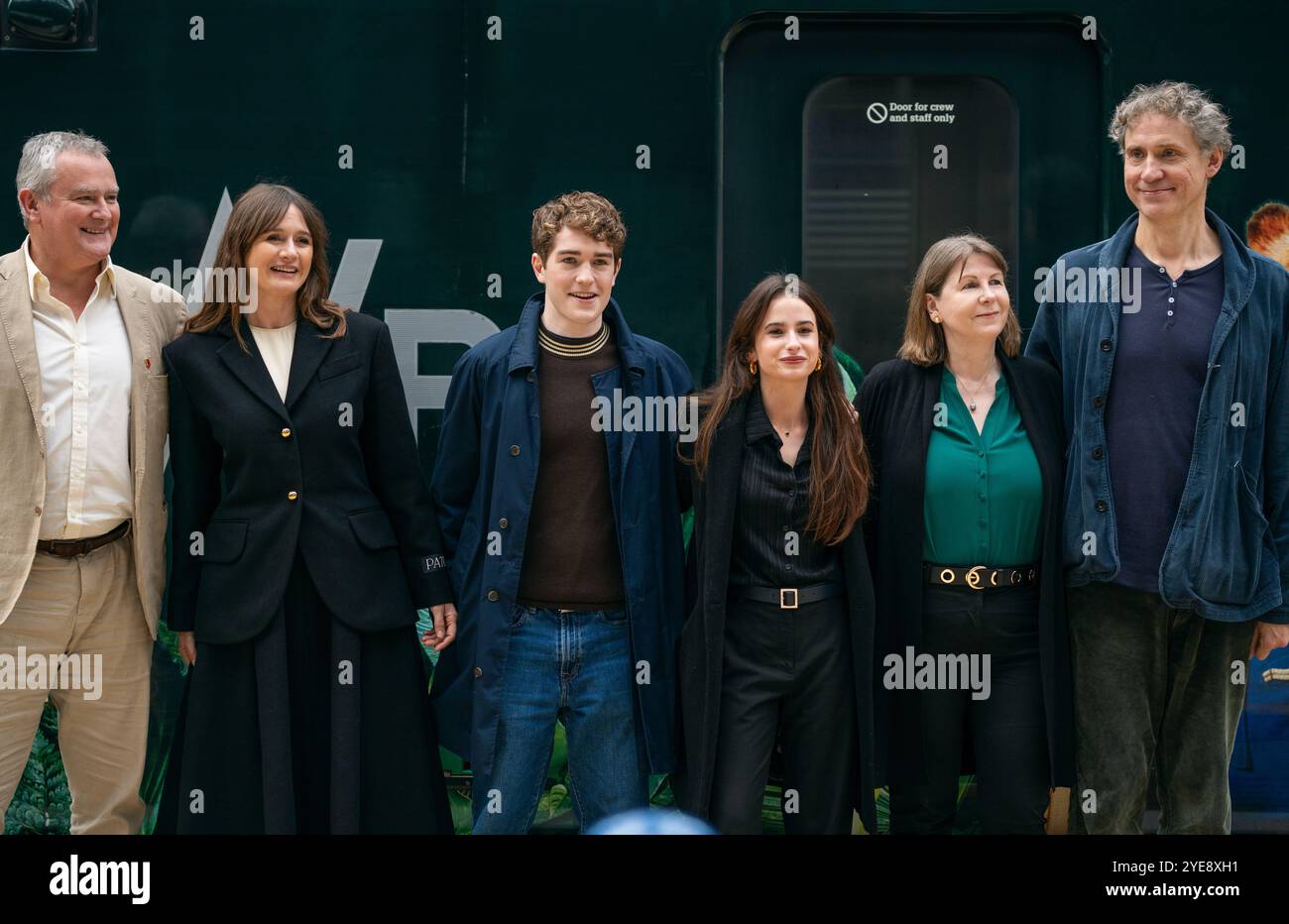 LONDON, ENGLAND - OKTOBER 30: Emily Mortimer, Samuel Joslin, rosie alison, Douglas wilson, Madeleine Harris und Hugh Bonneville nehmen am 30. Oktober 2024 am Great Western Railway Train in London Teil. (Foto von lounisphotography/Alamy News Live) Stockfoto