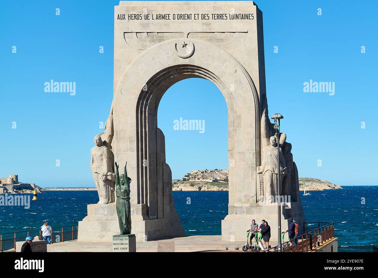 Marseille. Frankreich – 30. Oktober 2024: Die historische Porte de l’Orient in Marseille ist eine feierliche Hommage an die Soldaten der Armee des Ostens, die die Armee des Ostens vertritt Stockfoto