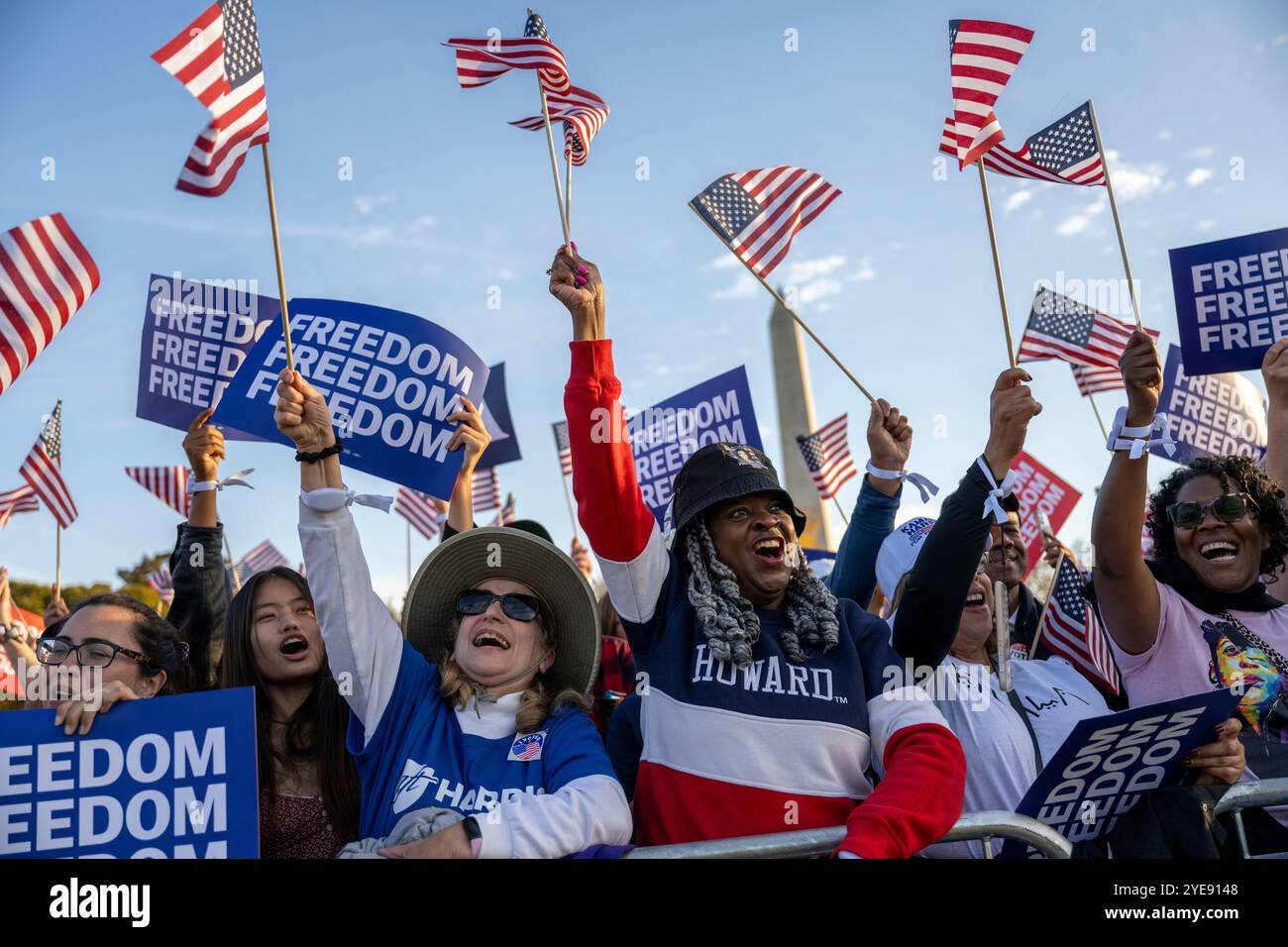 Die ersten Teilnehmer warten darauf, dass die US-Vizepräsidentin Kamala Harris, die 2024 für die Wahl des US-Präsidenten nominierte Demokratische Partei, am Dienstag, den 29. Oktober 2024, ihren Schlussantrag vor den Wählern der Ellipse in Washington, DC vorbringt. Die Vizepräsidentin machte ihre Ausführungen eine Woche vor dem Wahltag. Kredit: Daniel Heuer/CNP /MediaPunch Stockfoto