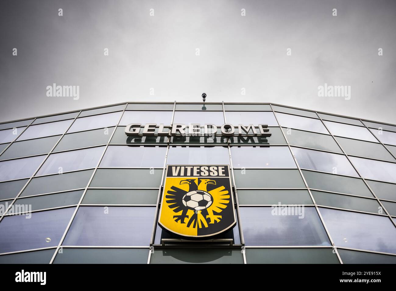 ARNHEIM - Vitesse's Logo auf dem Gelredome in Arnheim. Vitesse wird doch nicht von Guus Franke übernommen. Die Übernahme ist vom Tisch, weil Coley Parry, der größte Gläubiger des Arnheimer Fußballvereins, einseitig die Multi-Millionen-Dollar-Vereinbarung mit dem geplanten Übernahmekandidaten Franke kündigte. ANP FREEK VAN DEN BERGH niederlande aus - belgien aus Stockfoto