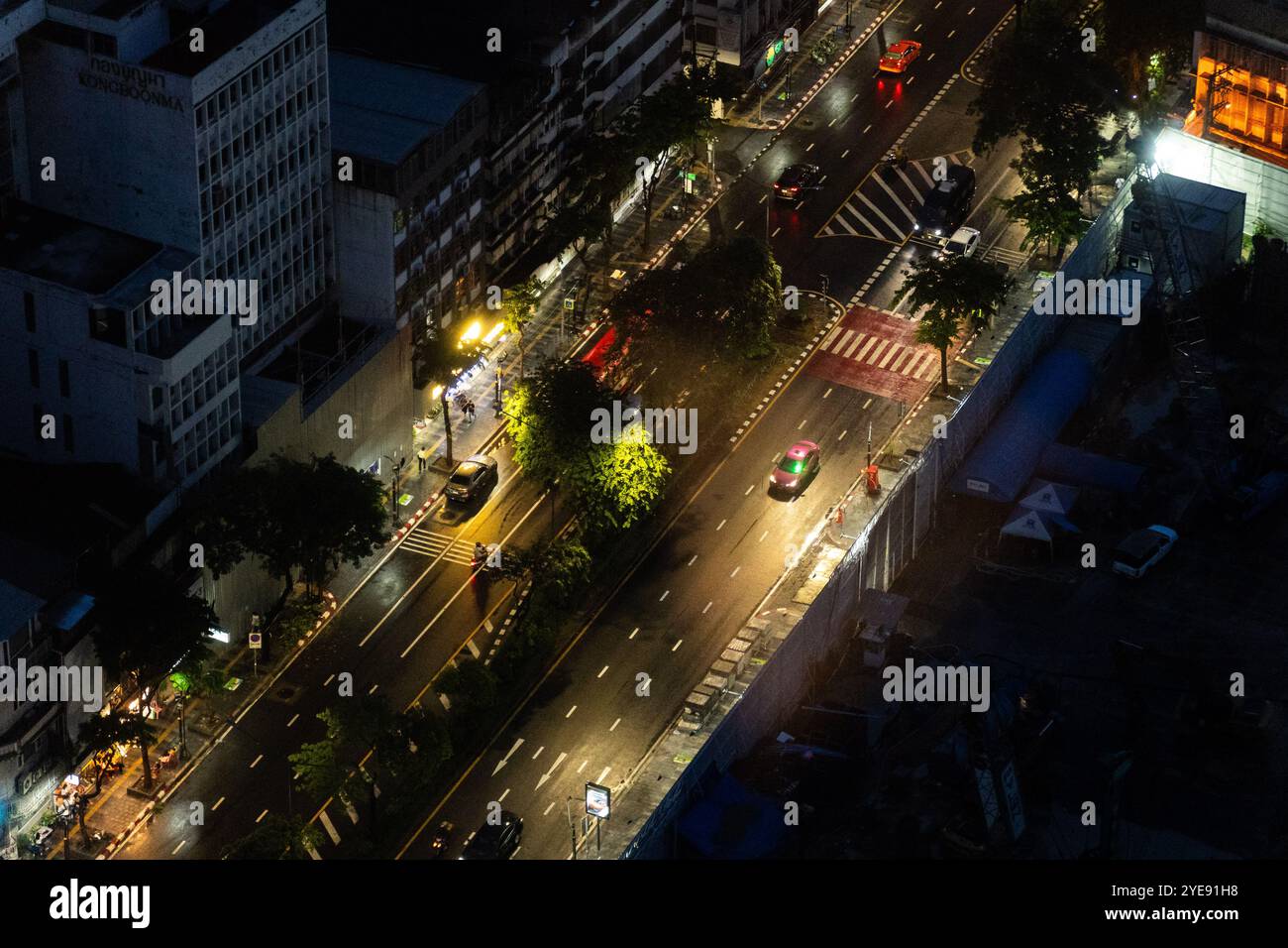 Bangkok, Thailand. Oktober 2024. Ein Blick aus der Vogelperspektive auf eine Bangkok Straße am späten Abend, nach den Staus. Bangkok verwandelt sich in eine pulsierende Megacity bei Nacht voller blendender Lichter, lebhaftem Straßenleben und belebten Staus. Die Skyline leuchtet mit modernen Wolkenkratzern und traditioneller Architektur. Quelle: SOPA Images Limited/Alamy Live News Stockfoto