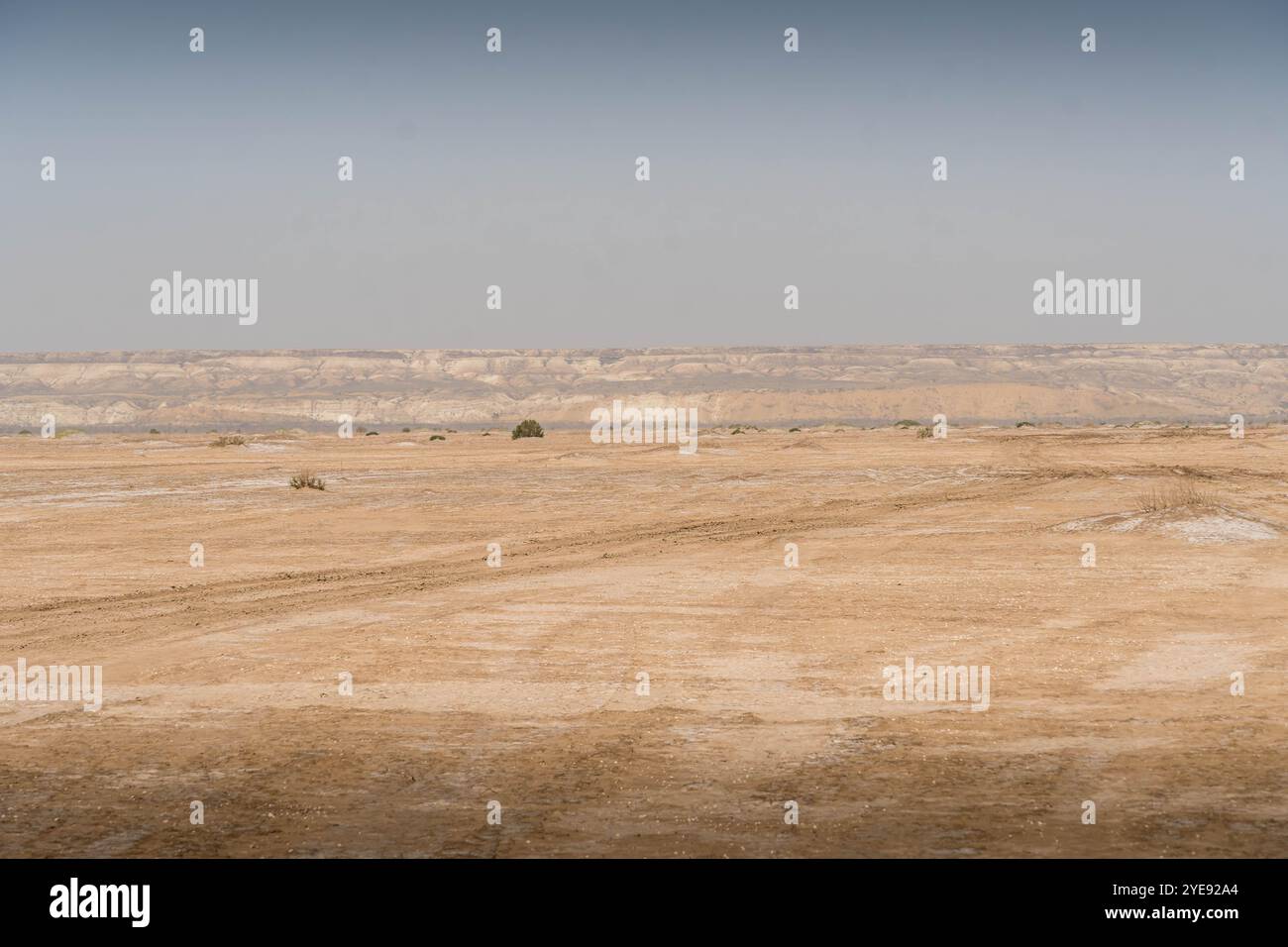 Blick auf die Karakum-Wüste in Usbekistan mit leeren weiten Ebenen und salzigem Boden auf dem ehemaligen Aral-Meeresgrund. Stockfoto