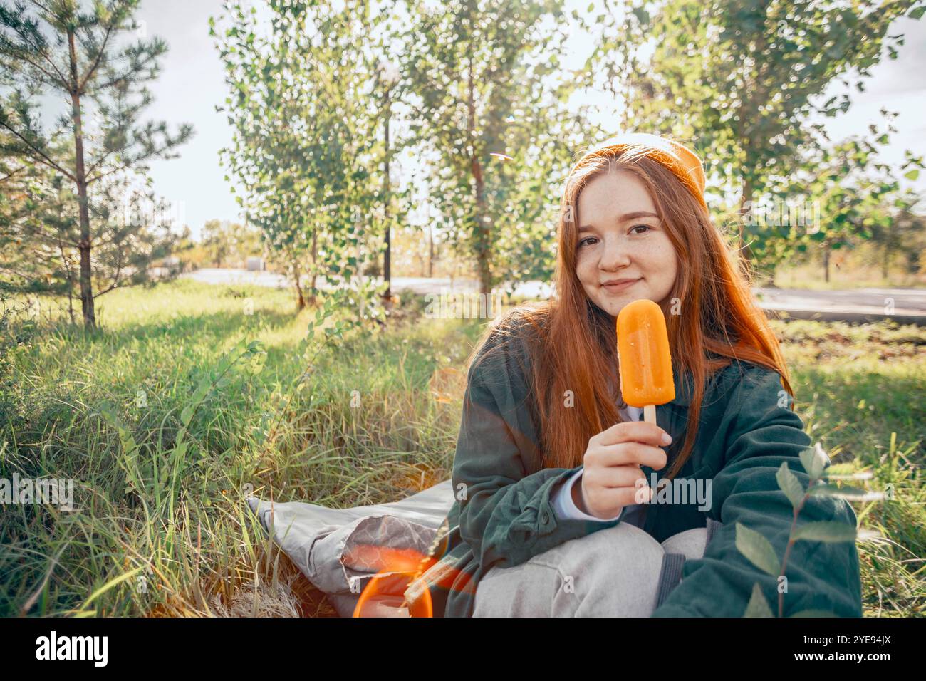 Einfache Freuden - Glück in einem kühlen Eis an einem ruhigen Tag im Freien finden Stockfoto