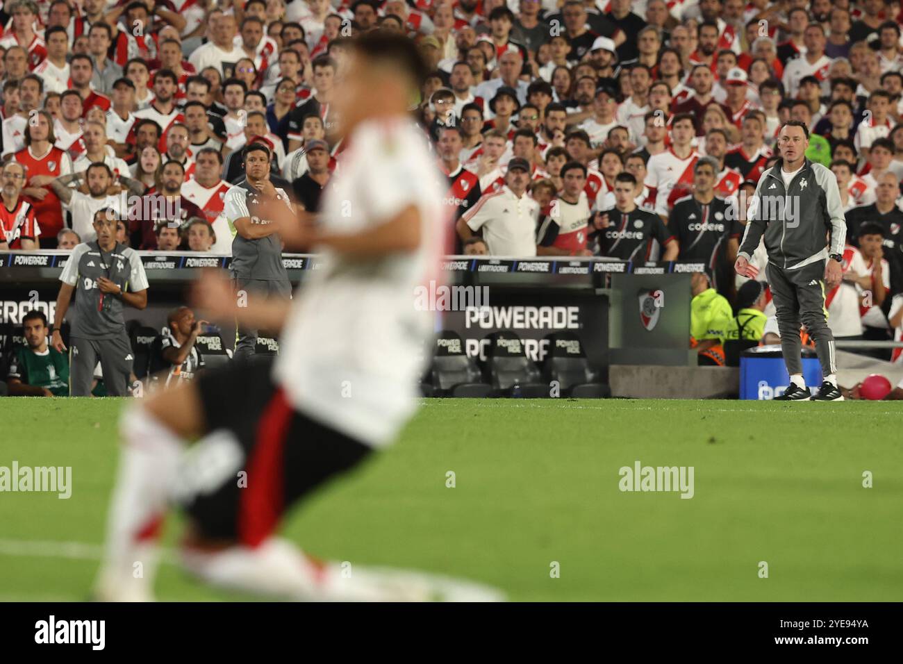 Der argentinische Cheftrainer Gabriel Milito (R) von Atletico Mineiro beobachtet am 29. Oktober 2024 im El Monumental Stadion in Buenos Aires das Halbfinale der Copa Libertadores zwischen dem argentinischen River Plate und dem brasilianischen Atletico Mineiro. Atletico Mineiro qualifizierte sich als Finalist, nachdem er 3-0 im ersten Leg und 0-0 im zweiten Leg gewonnen hatte. Das Finale findet am 30. November in Buenos Aires statt. Stockfoto