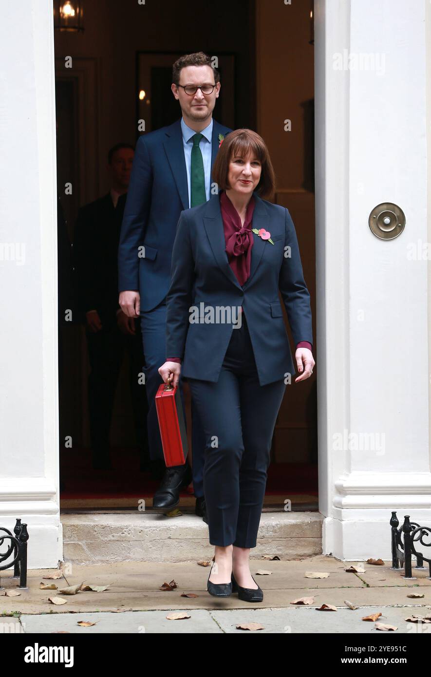 Rachel Reeves, britische Finanzkanzlerin posiert für Fotos vor der Downing Street 11, bevor sie ihr Budget dem parlament in London vorlegt. Stockfoto