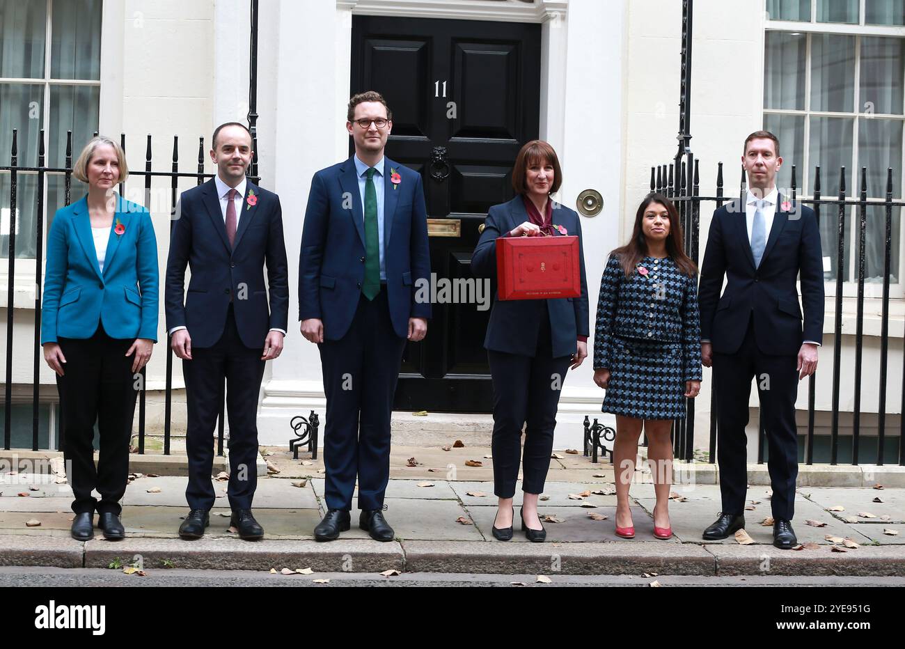 Rachel Reeves, britische Finanzkanzlerin posiert für Fotos vor der Downing Street 11, bevor sie ihr Budget dem parlament in London vorlegt. Stockfoto