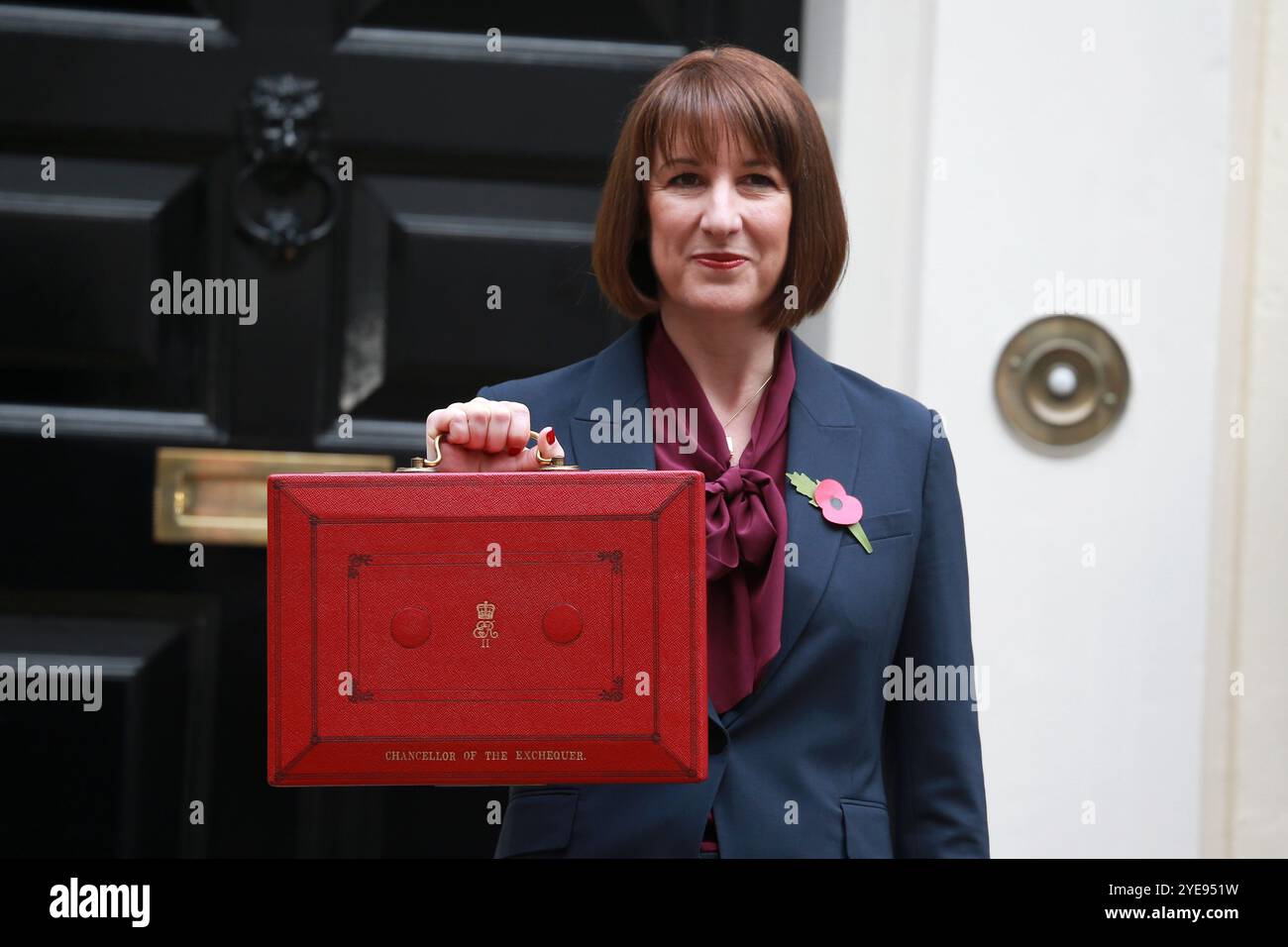 Rachel Reeves, britische Finanzkanzlerin posiert für Fotos vor der Downing Street 11, bevor sie ihr Budget dem parlament in London vorlegt. Stockfoto