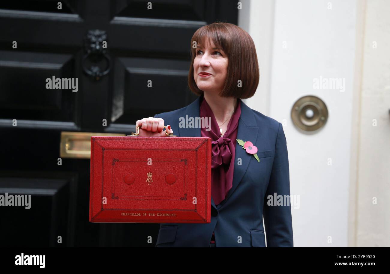 Rachel Reeves, britische Finanzkanzlerin posiert für Fotos vor der Downing Street 11, bevor sie ihr Budget dem parlament in London vorlegt. Stockfoto