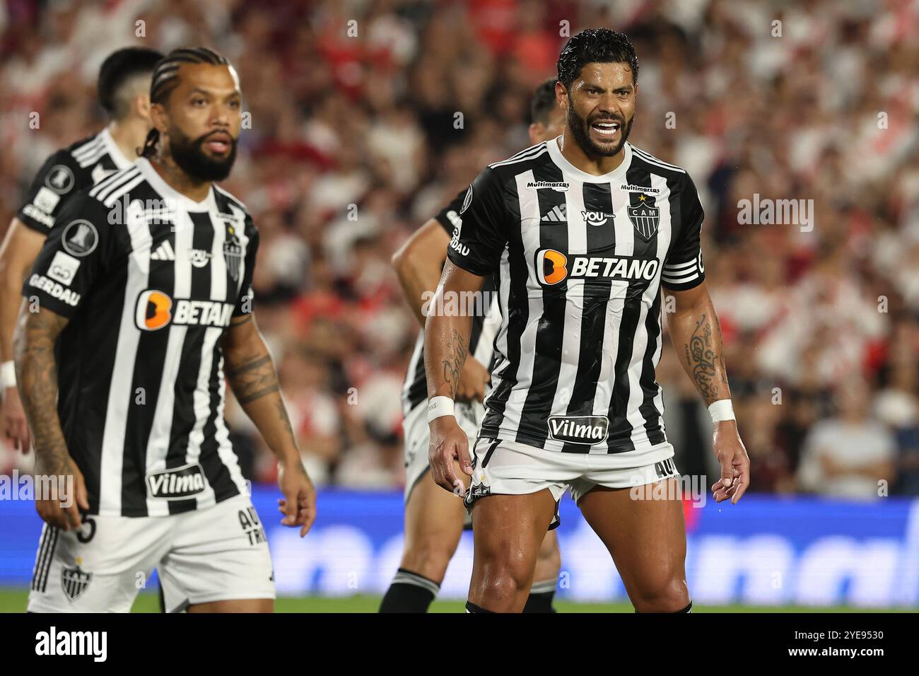 Der Brasilianer Atletico Mineiro Givanildo Vieira de Souza (bekannt als Hulk) (R) sieht am 29. Oktober 2024 im Halbfinale der CONMEBOL Copa Libertadores gegen die argentinische River Plate im El Monumental Stadion in Buenos Aires vor. Atletico Mineiro wird das Finale des Turniers am 30. November in Buenos Aires ausspielen. Stockfoto