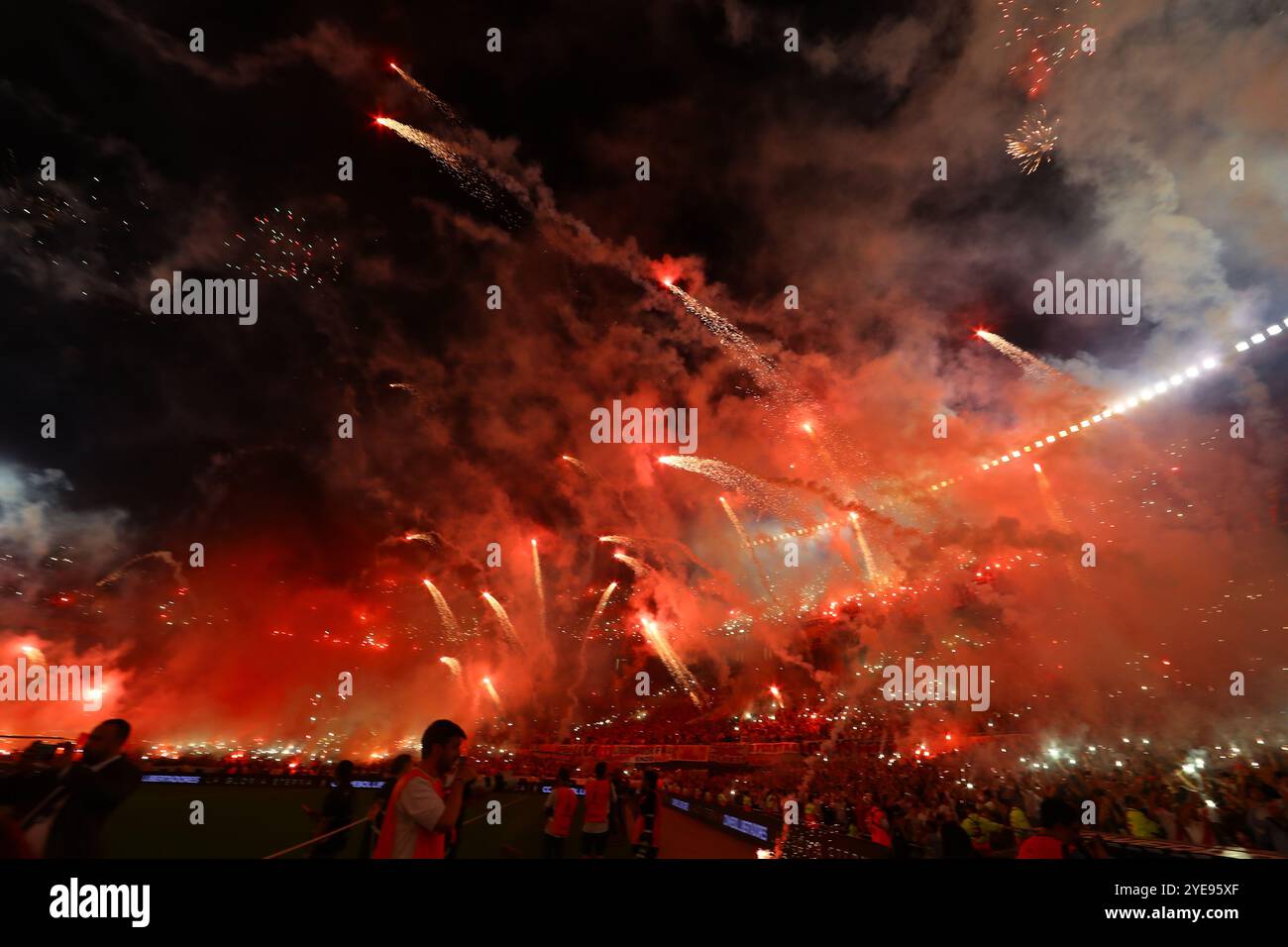 Ein Feuerwerk explodiert vor dem Halbfinale der CONMEBOL Copa Libertadores, das am 29. Oktober 2024 im El Monumental Stadion in Buenos Aires zwischen der argentinischen River Plate und dem brasilianischen Atletico Mineiro ausgetragen wird. Atletico Mineiro qualifizierte sich als Finalist, nachdem er 3-0 im ersten Leg und 0-0 im zweiten Leg gewonnen hatte. Das Finale findet am 30. November in Buenos Aires statt. Stockfoto