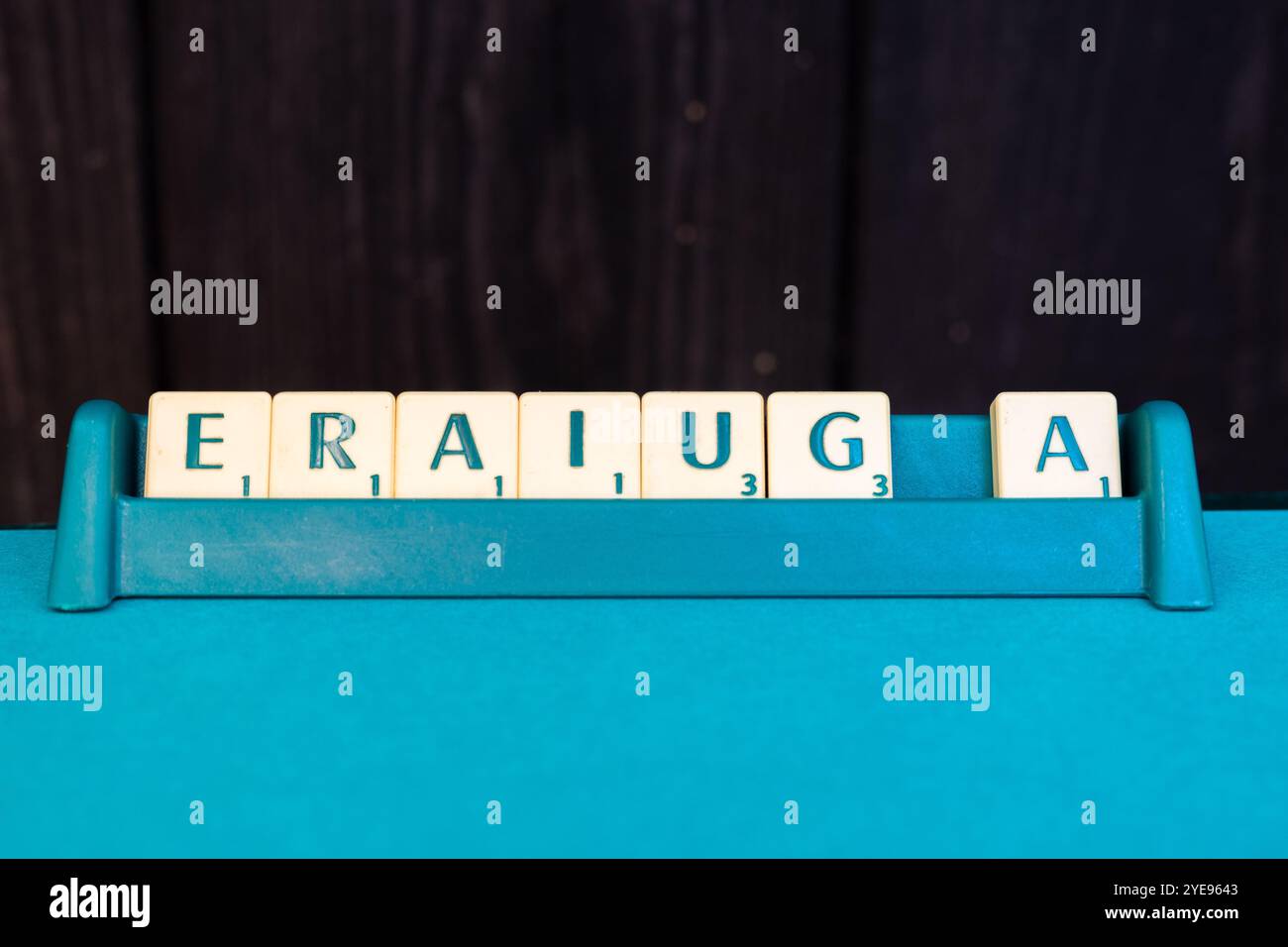 Lublin, Polen August 31 2024 altes Scrabble-Brettspiel mit Buchstabensteinen und grüner Tasche Stockfoto