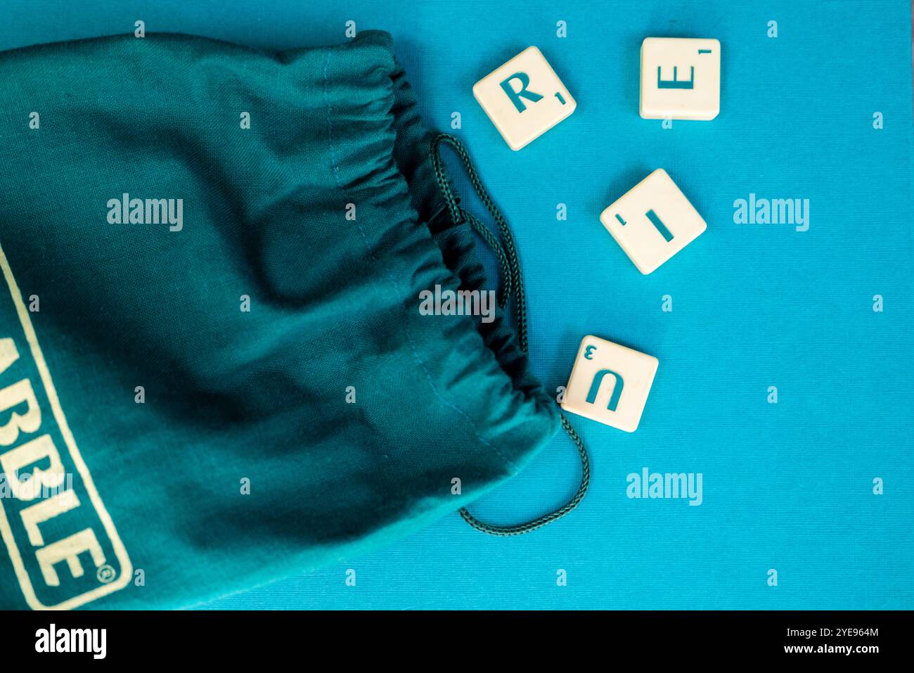 Lublin, Polen August 31 2024 altes Scrabble-Brettspiel mit Buchstabensteinen und grüner Tasche Stockfoto