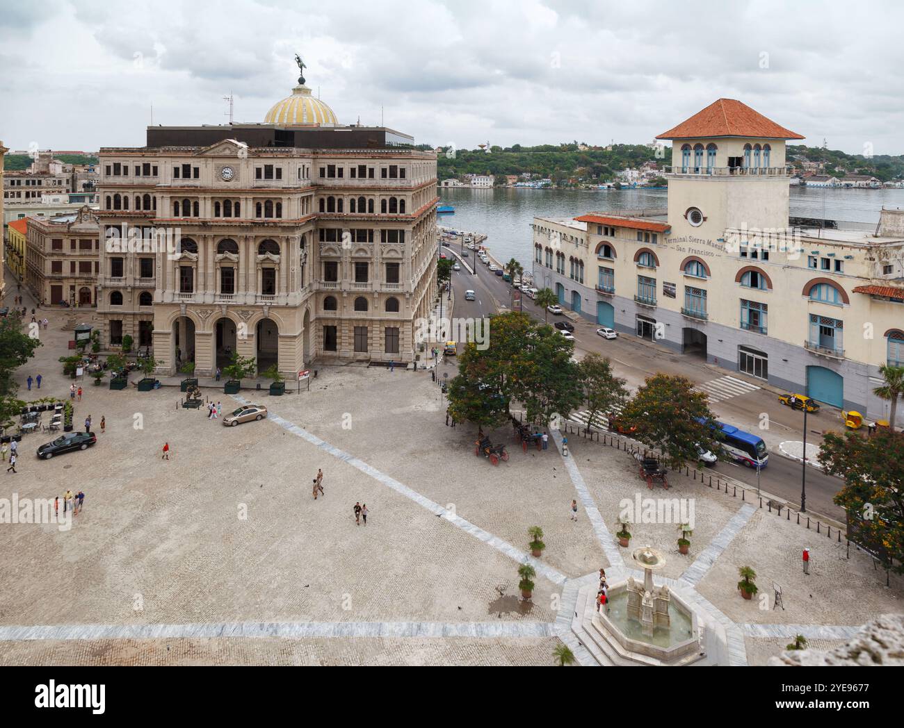 Die Fassade des Terminals Sierra Maestra in Plaza de San Francisco de Asisi, La Habana (Havanna), Kuba Stockfoto