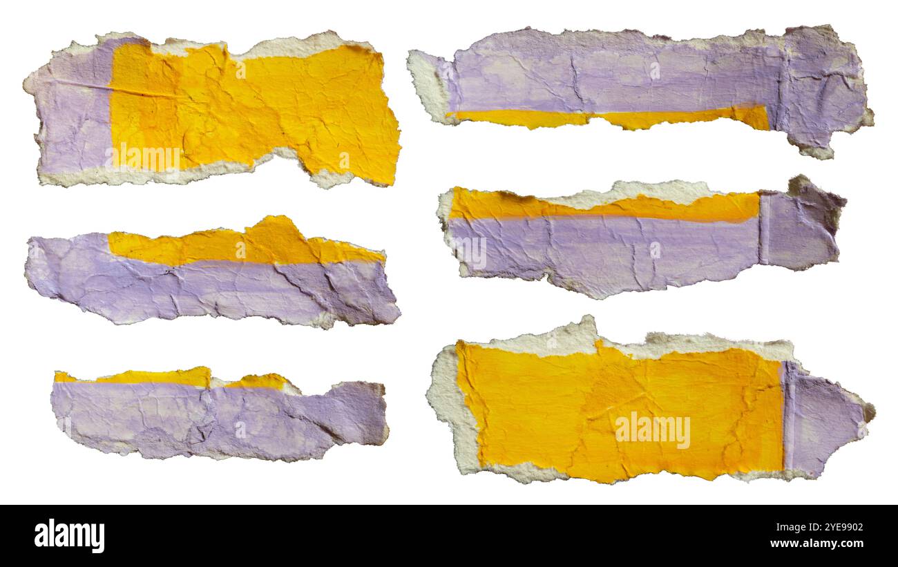 Zerrissene Papiere mit gelber und lila Farbe auf weißem Hintergrund mit Beschneidungspfad Stockfoto