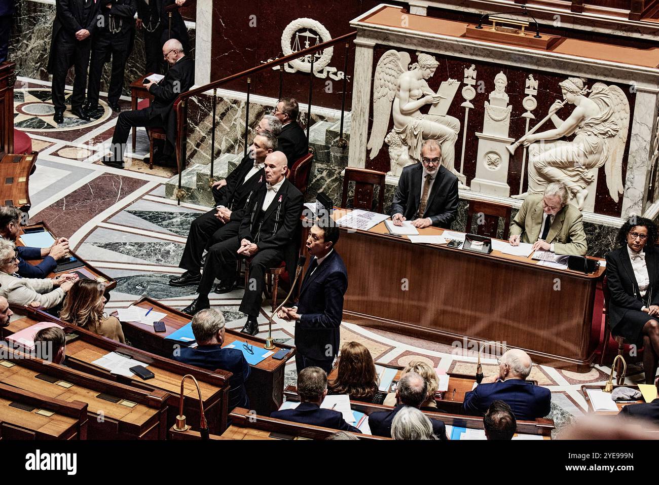 Paris, Frankreich. Oktober 2024. Antonin Burat/Le Pictorium - Sitzung der Anfragen an die Regierung vom 29. Oktober 2024 in der französischen Nationalversammlung - 29. Oktober 10/2024 - Frankreich/Paris - La France insoumise - Abgeordneter Berenger Cernon spricht während der Sitzung der Anfragen an die Regierung vom 29. Oktober 2024 in der französischen Nationalversammlung. Quelle: LE PICTORIUM/Alamy Live News Stockfoto