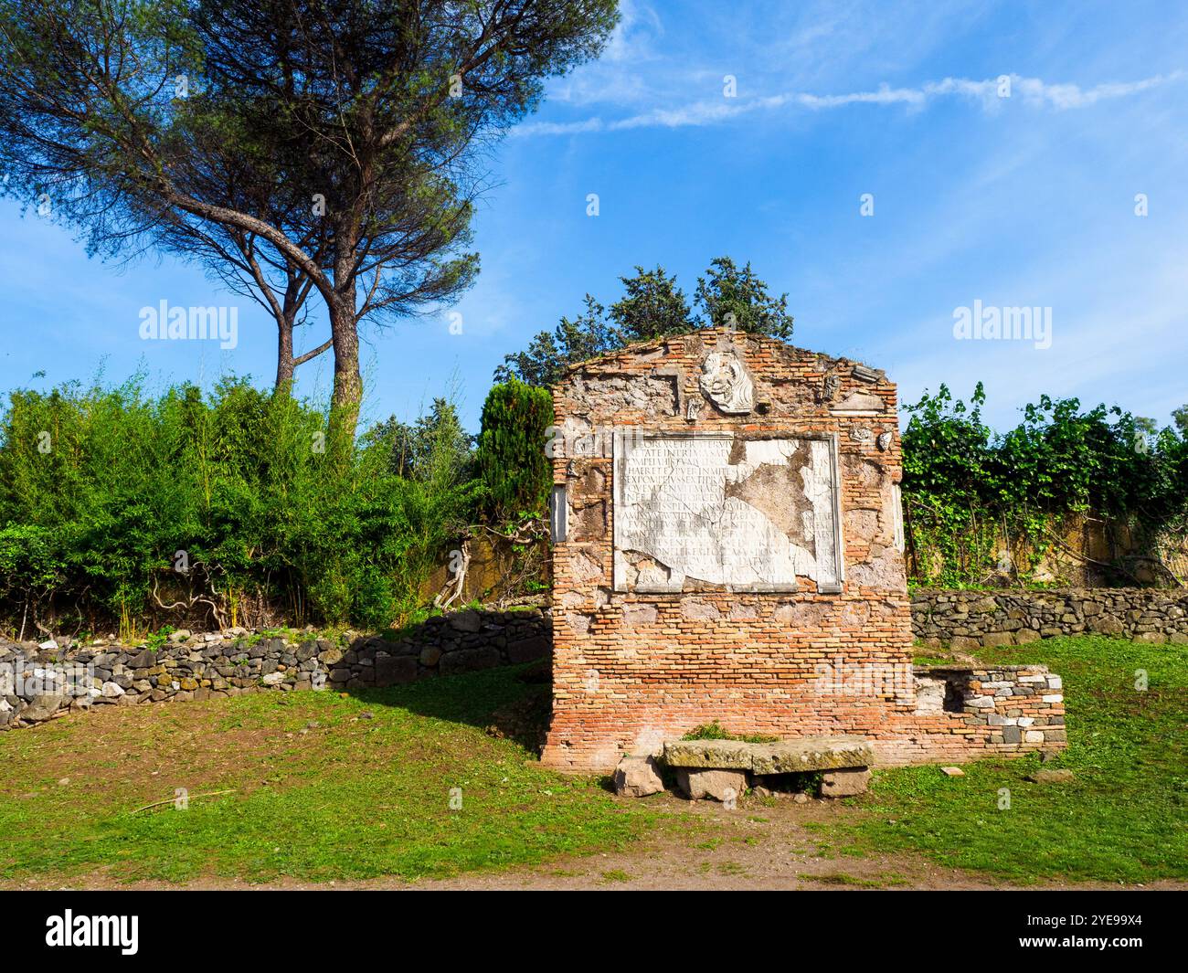 Tempel der Söhne von Pompeius Justus in der alten Via Appia, erbaut von Appius Claudius Caecus, dem römischen Zensor zu Beginn des 4. Jahrhunderts v. Chr., um Truppen außerhalb der kleineren Region des Großraums Rom (4. Jahrhundert v. Chr.) zu transportieren. Das Grab hat seinen Namen von der Figur, die auf dem großen Epigraph in Vers erwähnt wird: „Ein armer Vater, Sesto Pompeo, trauert um den unreifen Tod eines Sohnes und einer Tochter. Er hoffte, ihnen durch das Gesetz der Natur bis zum Grab vorzugehen, stattdessen musste er unglücklich das Feuer entzünden. Er lobt sie und fleht die Götter an, bald wieder mit ihnen vereint zu werden. - Rom, Italien Stockfoto