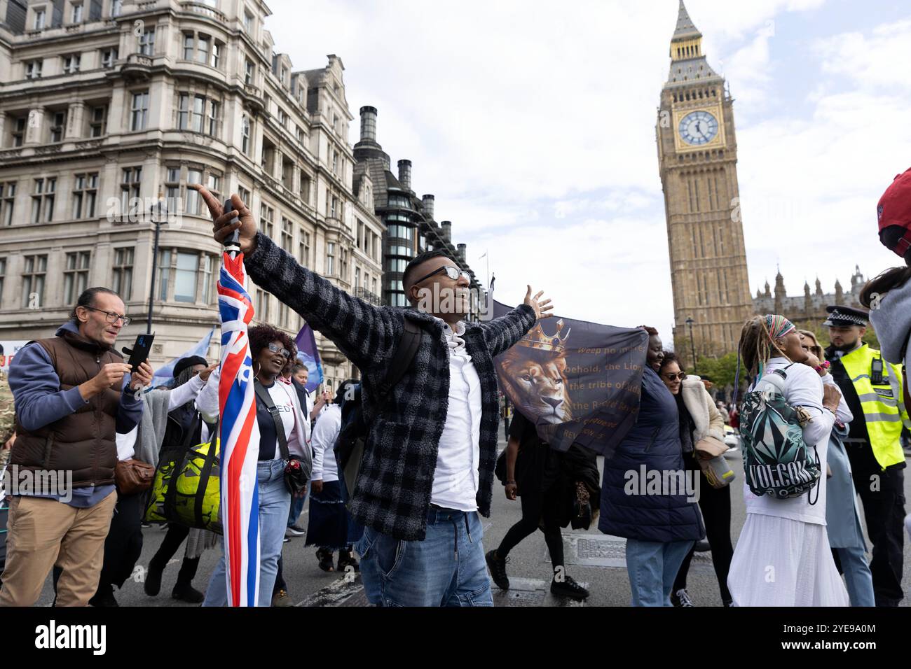 Die Teilnehmer treffen sich und marschieren während ihres Marsches für Jesus im Zentrum von London, um ihren Glauben zu feiern. Stockfoto