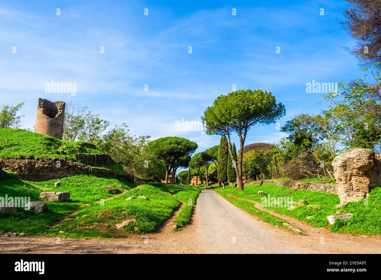 Tumulus der Curiatii und Curiatii in der alten Via Appia, erbaut von Appius Claudius Caecus, dem römischen Zensor zu Beginn des 4. Jahrhunderts v. Chr., um Truppen außerhalb der kleineren Region des Großraums Rom (4. Jahrhundert v. Chr.) zu transportieren. Auf der rechten Seite des Namens leitet sich die Legende ab, wonach Rom zur Zeit von König Tullius Hostilius in Konflikt mit Alba Longa geriet und die Armeen sich hier trafen, wo die Grenze zwischen den beiden staaten dann durch einen Graben (Fossae Cluiliae) markiert wurde. Um das Massaker zwischen Völkern gleichen Blutes zu vermeiden, wurde ein Duell beschlossen Stockfoto