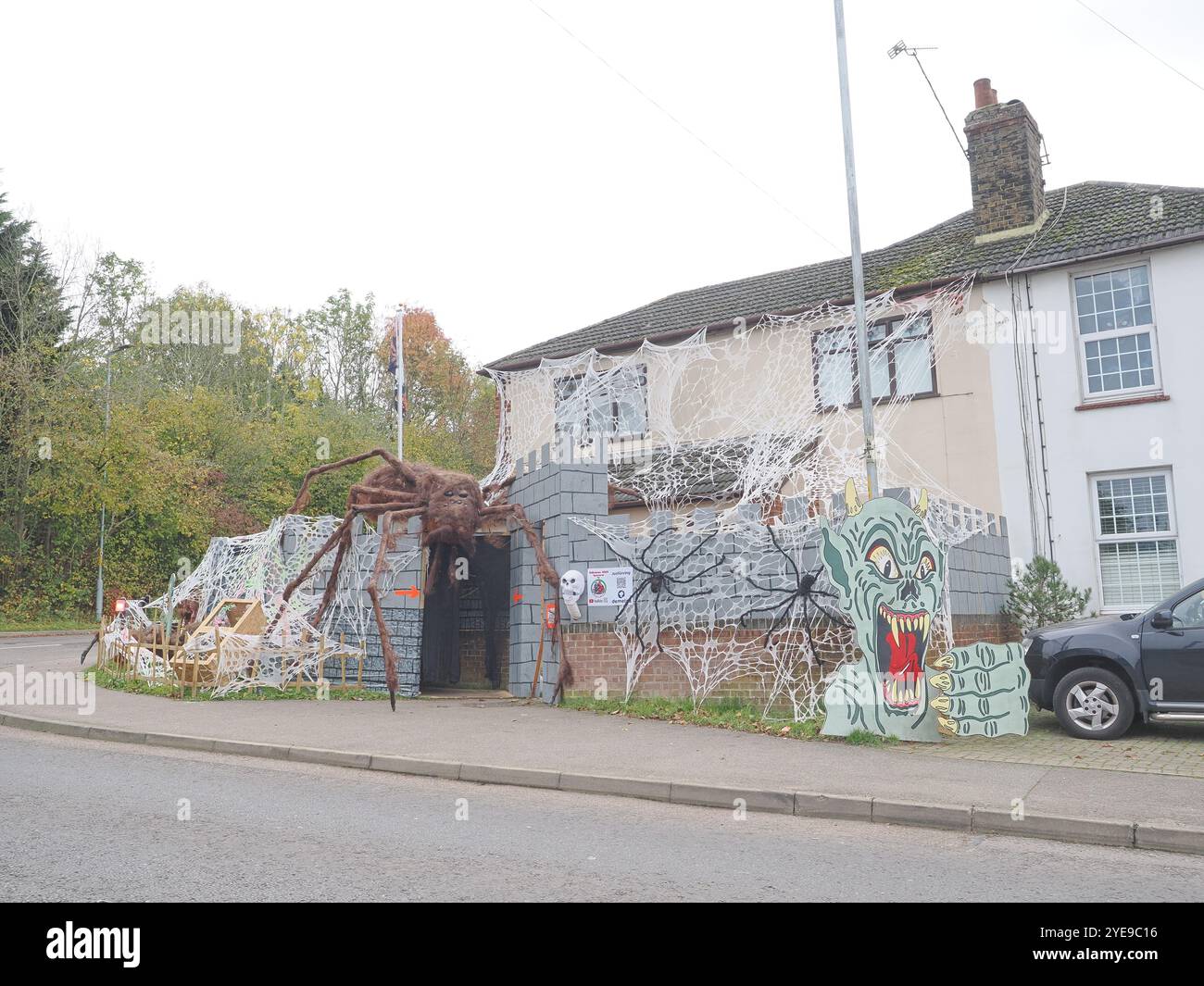 Gillingham, Kent, Großbritannien. 30. Oktober 2024. An der Lower Rainham Road in der Nähe von Gillingham, Kent, ist ein gruseliges Halloween House mit einer riesigen Spinne zu sehen. Die beeindruckende Kreation ist das Werk von Kieron King, mit dem Ziel, Geld für die Wohltätigkeitsorganisation Demelza Hospice Care for Children zu sammeln. Quelle: James Bell/Alamy Live News Stockfoto