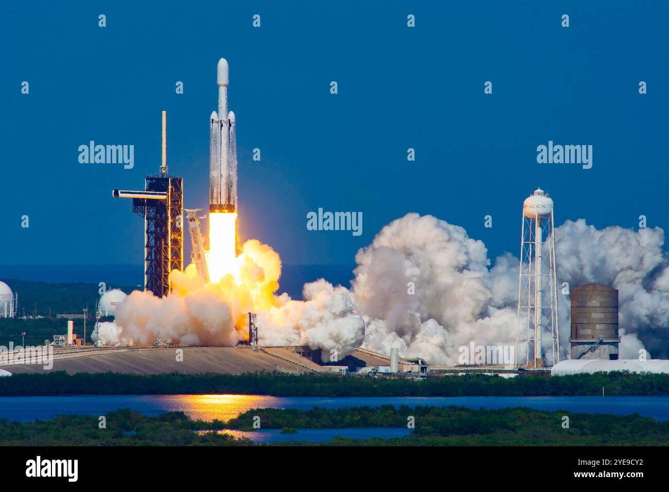 KENNEDY SPACE CENTER, FLORIDA, USA - 14. Oktober 2024 - Eine SpaceX Falcon Heavy-Rakete mit dem Europa Clipper-Raumschiff der NASA startet von Launch Co Stockfoto