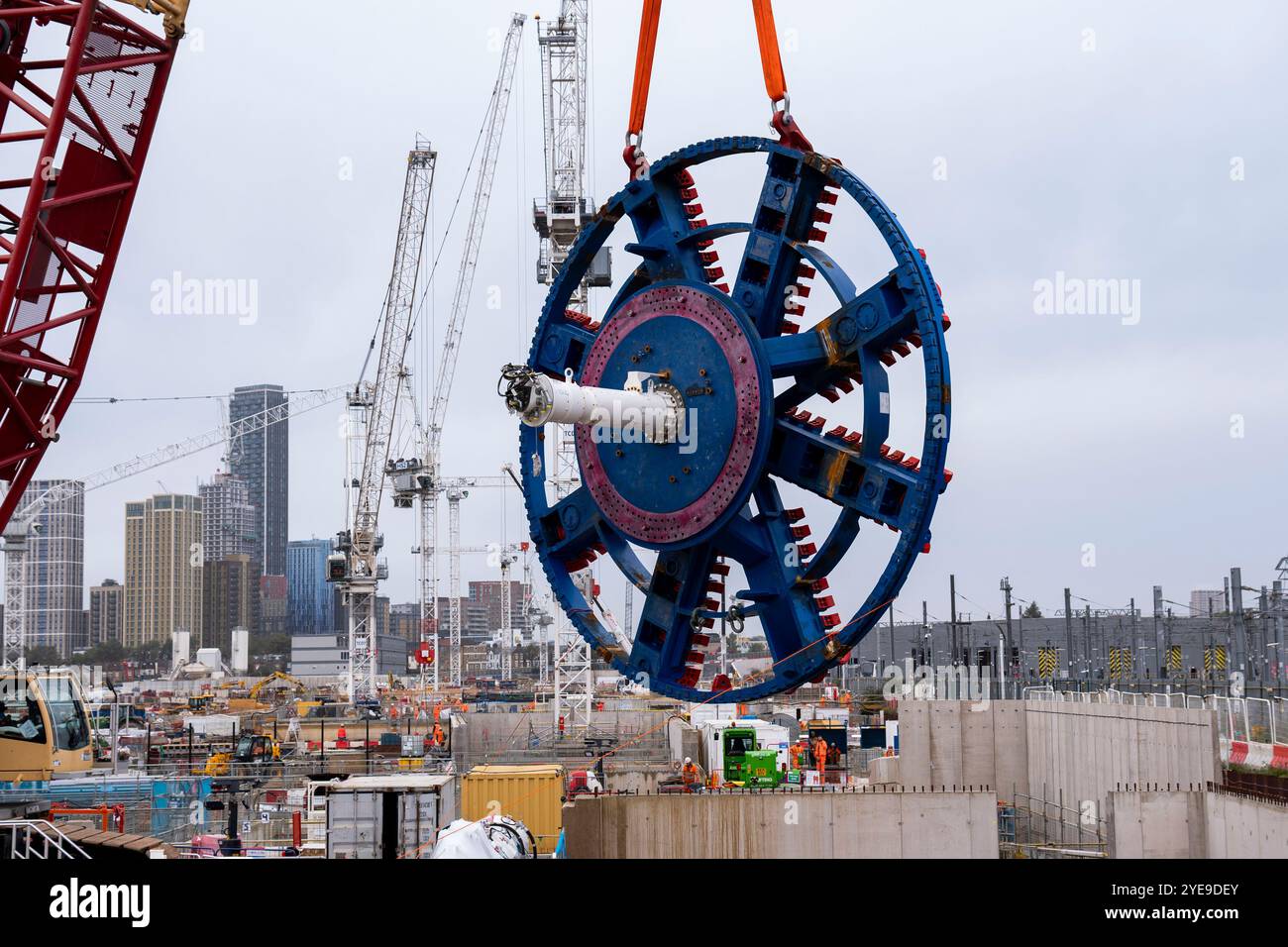 Ingenieure heben den Schneidkopf einer der Euston Tunnel Bohrmaschinen (TBM) am Standort HS2 in der Atlas Road, London. Die Regierung "verpflichtet die erforderlichen Mittel", um mit den Tunnelbauarbeiten zu beginnen, um HS2 in den Londoner Bahnhof Euston zu bringen, teilte Kanzlerin Rachel Reeves mit. Bilddatum: Montag, 21. Oktober 2024. Stockfoto