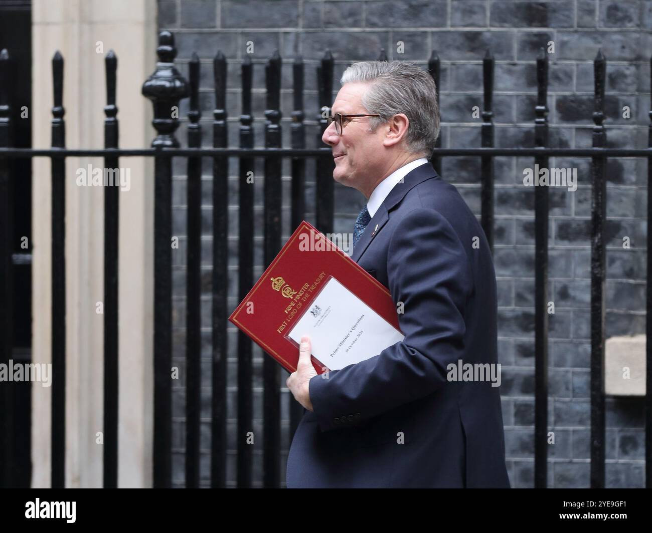 London, Großbritannien. 30. Oktober 2024. Der britische Premierminister Sir Keir Starmer verlässt die Downing Street 10, um an den wöchentlichen Fragen des Premierministers der PMQ im Parlament teilzunehmen. Quelle: Uwe Deffner/Alamy Live News Stockfoto