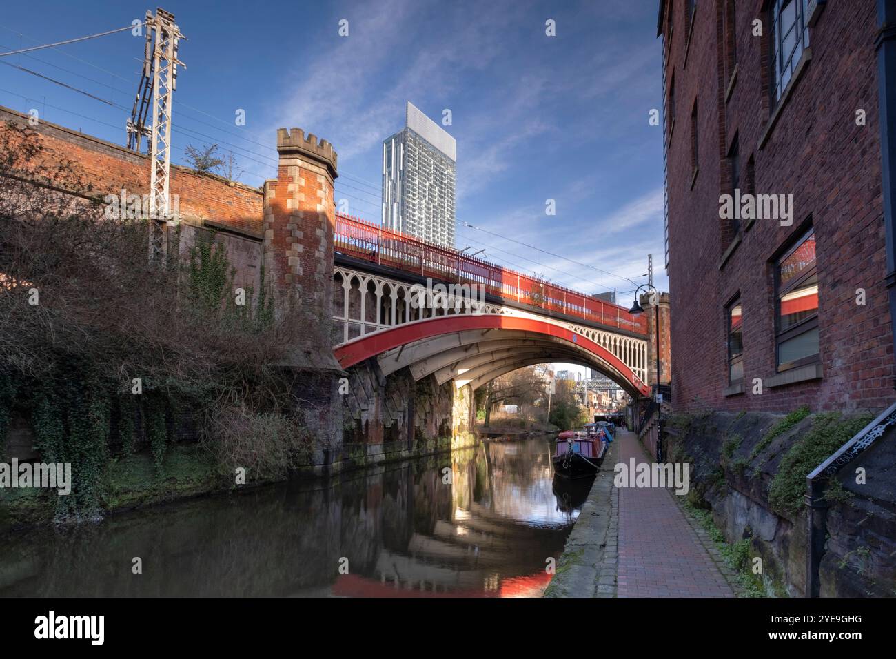Der Bridgewater Canal und der Beetham Tower, Castlefield, Manchester, England, Großbritannien Stockfoto