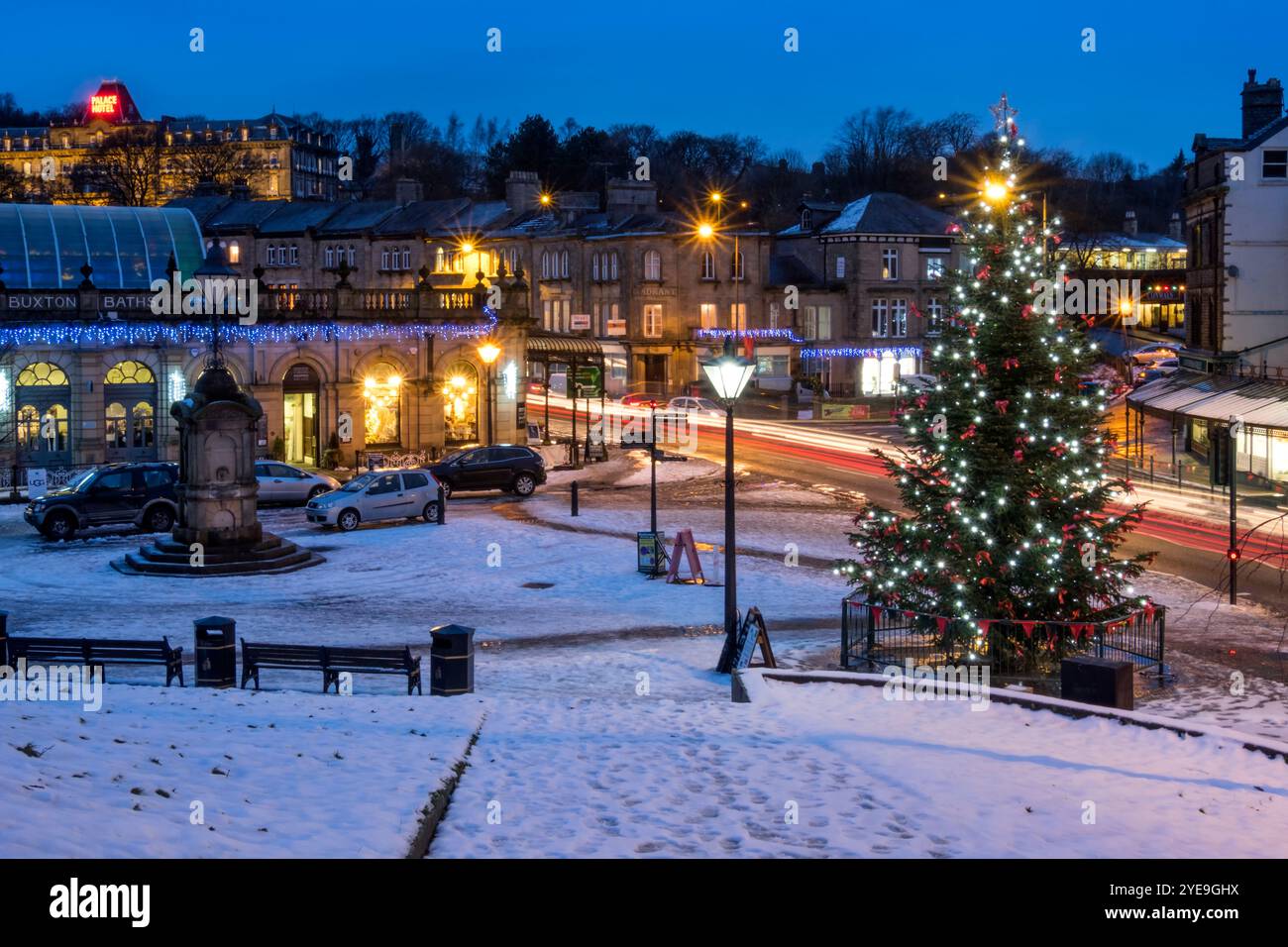 Weihnachtsbaum und Schnee in Buxton at Christmas, Buxton, Derbyshire, England, Großbritannien Stockfoto