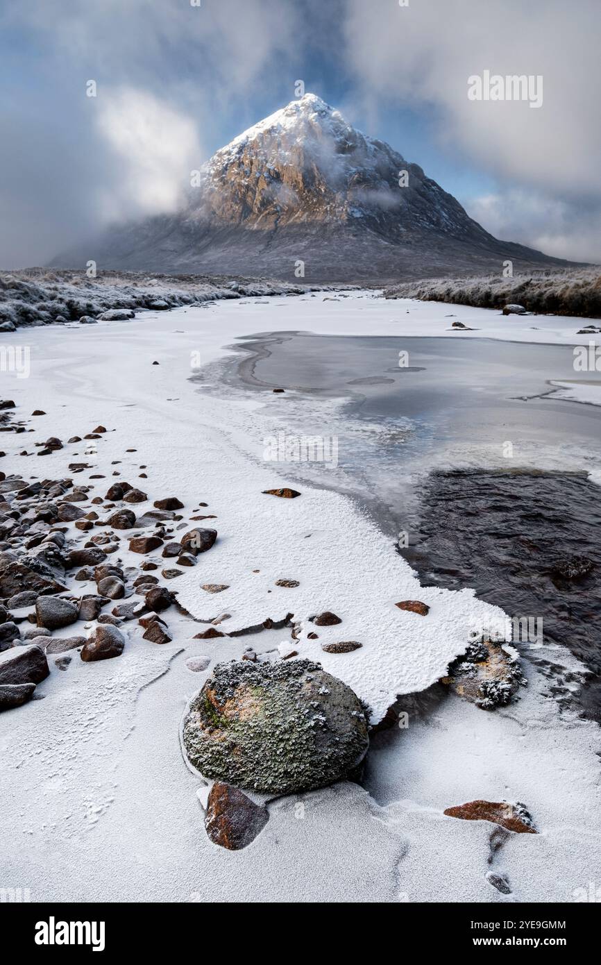 Fluss Etive im Winter, begleitet von Stob Dearg oder Buachaille Etive Mor, Rannoch Moor, Argyll & Bute, schottische Highlands, Schottland, UK Stockfoto