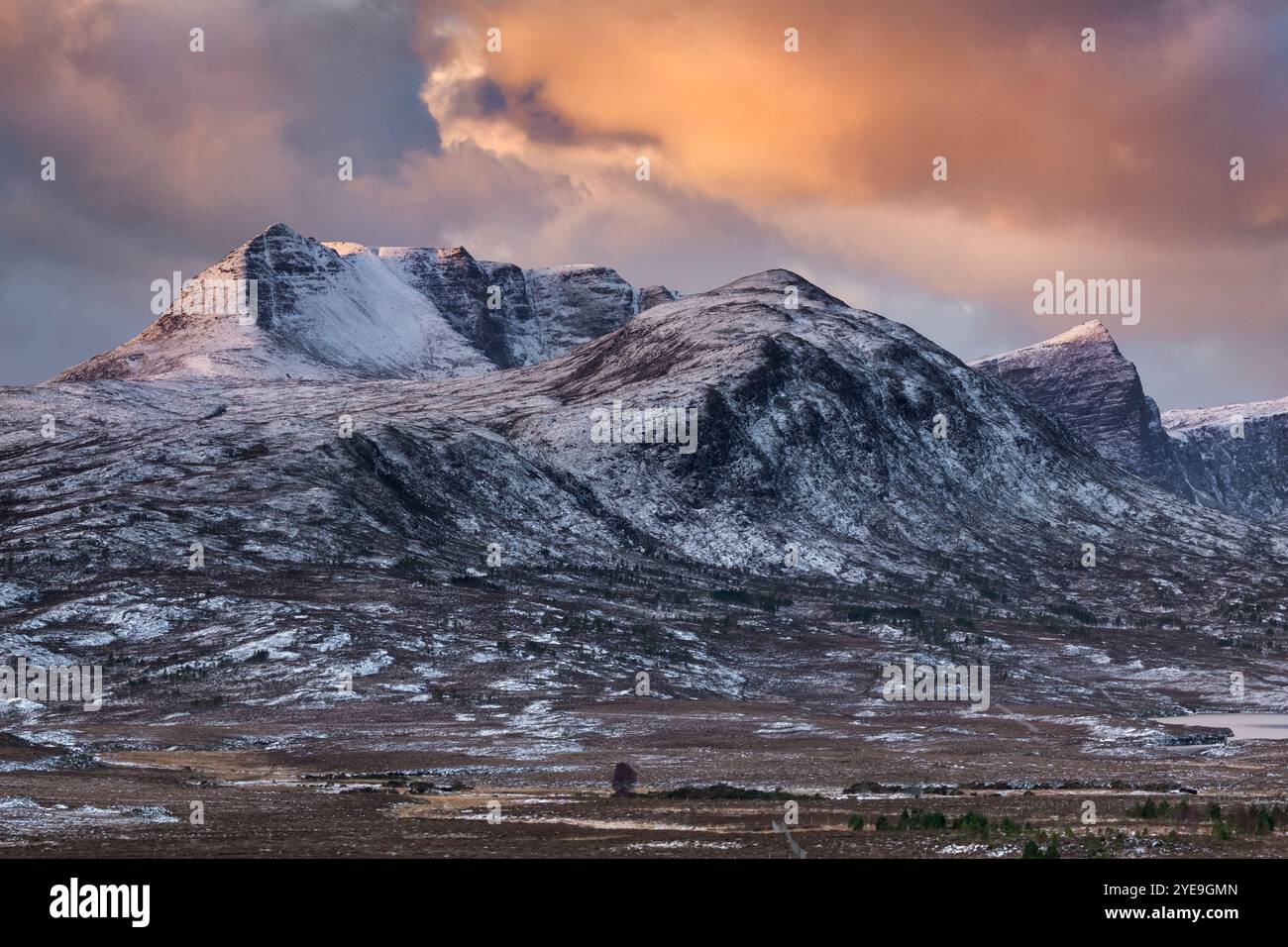 Sonnenaufgang über den Bergen von Assynt im Winter, Ben Mor Coigach, Beinn Tarsuinn und Sgurr an Fhidhleir, Assynt, Assynt National Scenic Area Stockfoto